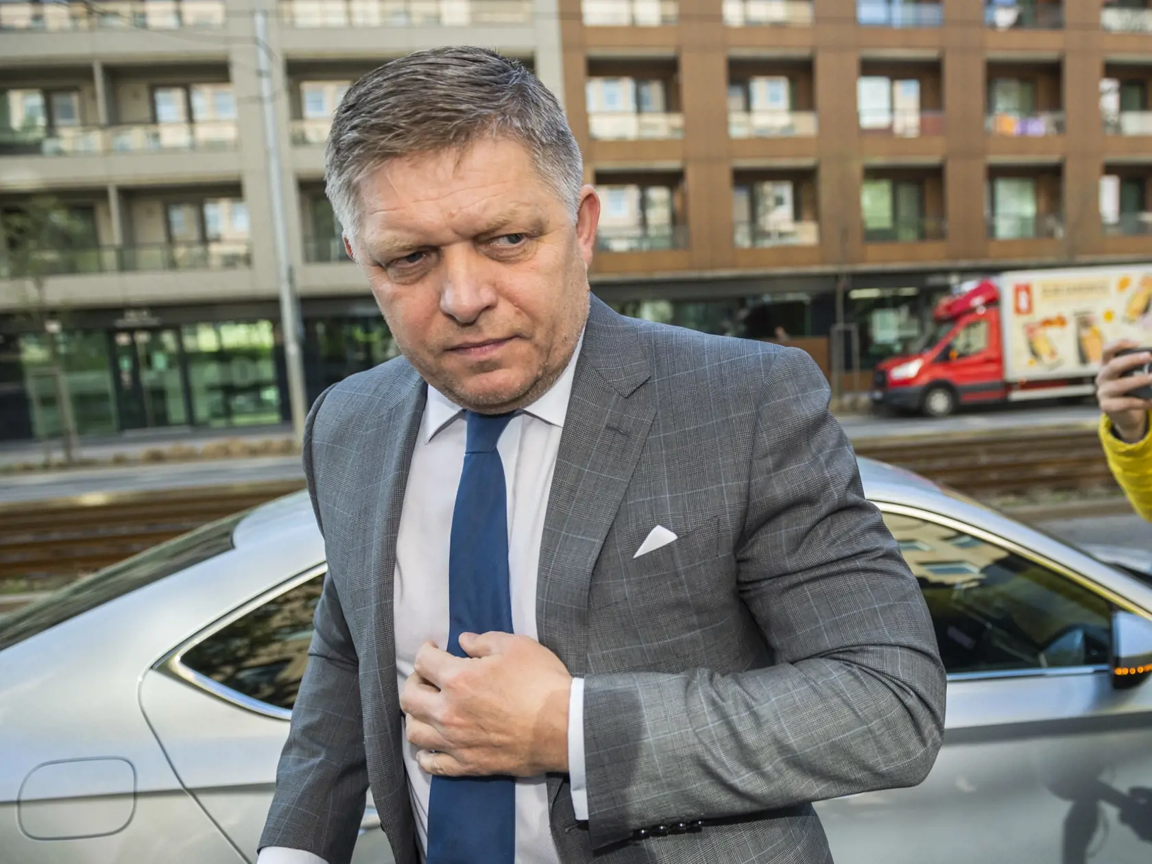 „Pánovi expremiérovi Ficovi by namiesto sivej svedčala napríklad parížska modrá, či belasá farba obleku a razom by pôsobil mladšie a sviežejšie. Pán predseda Kollár si vybral klasiku tmavomodrý oblek s vínovo červenou kravatou a tu sa nedá nič pokaziť," skonštatoval na záver Trubač.