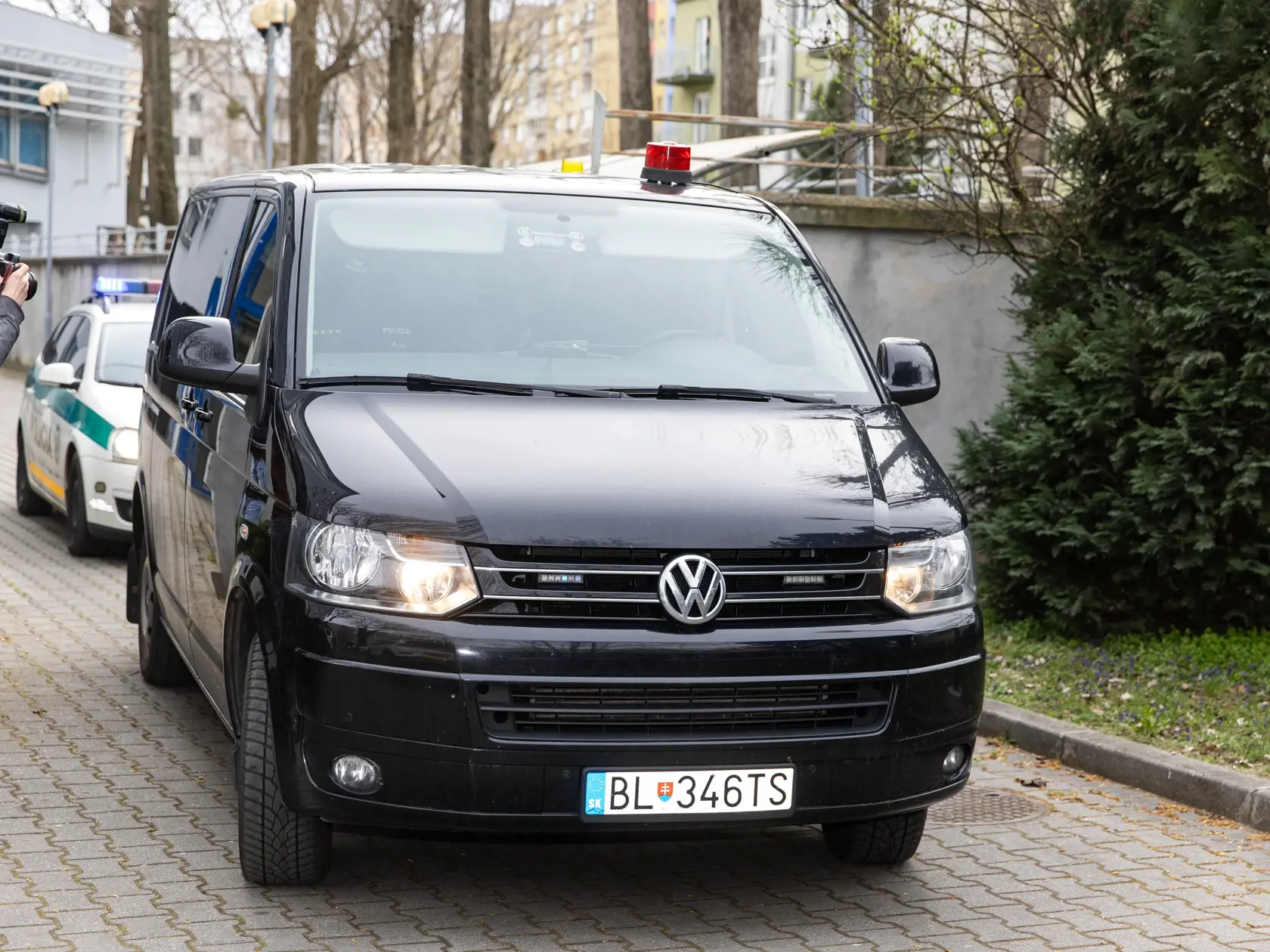 Adama Puškára odváža policajná eskorta zo súdu v Petržalke. 