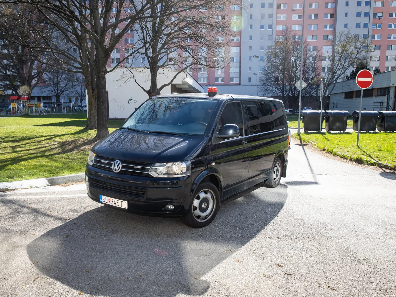 Adama Puškára priváža policajná eskorta na súd v Petržalke. 