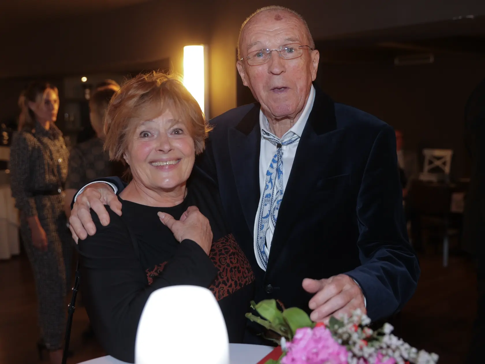Herec Karol Čálik oslávil okrúhlu 80-ku po predstavení Mačky v divadle Nová Scéna. Na snímke herečka Eva Večerová a kardiológ Viliam Fischer. Počas večera družne debatovali.