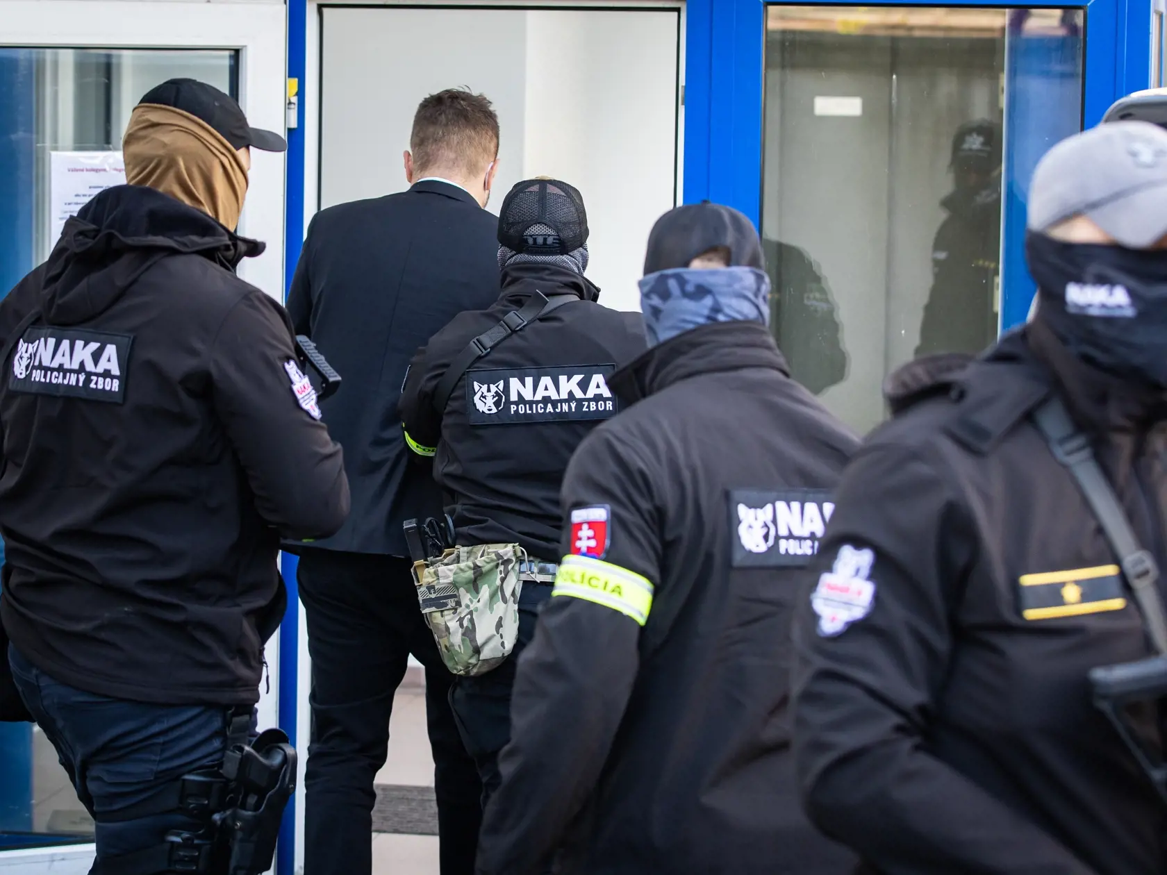 Adama Puškára priváža policajná eskorta na súd v Petržalke. 