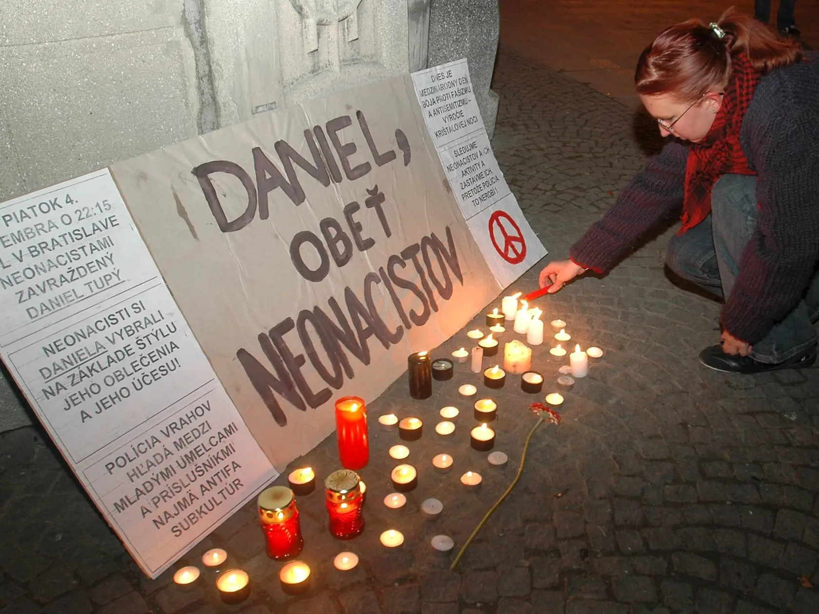 Prešovskí študenti si 9. novembra 2005 na Hlavnej ulici uctili pamiatku nevinnej obete neonacistickej vraždy Daniela Tupého.