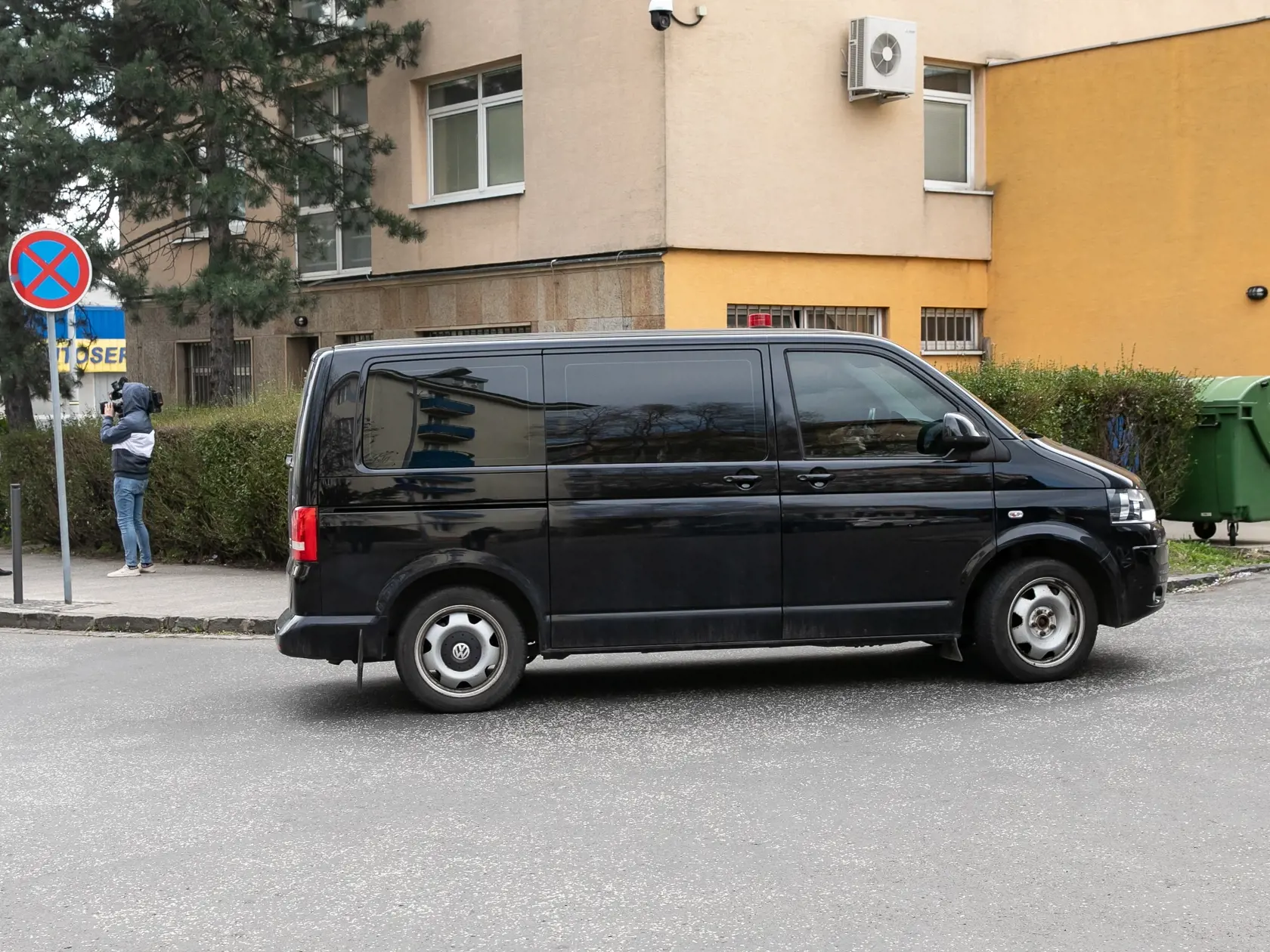 V prípade vraždy Daniela Tupého zadržala Národná kriminálna agentúra (NAKA) dokopy 10 osôb. Na snímke je prevoz zadržaných do Prezídia Policajného zboru. Napokon bol z vraždy obvinený advokát Adam Puškár.