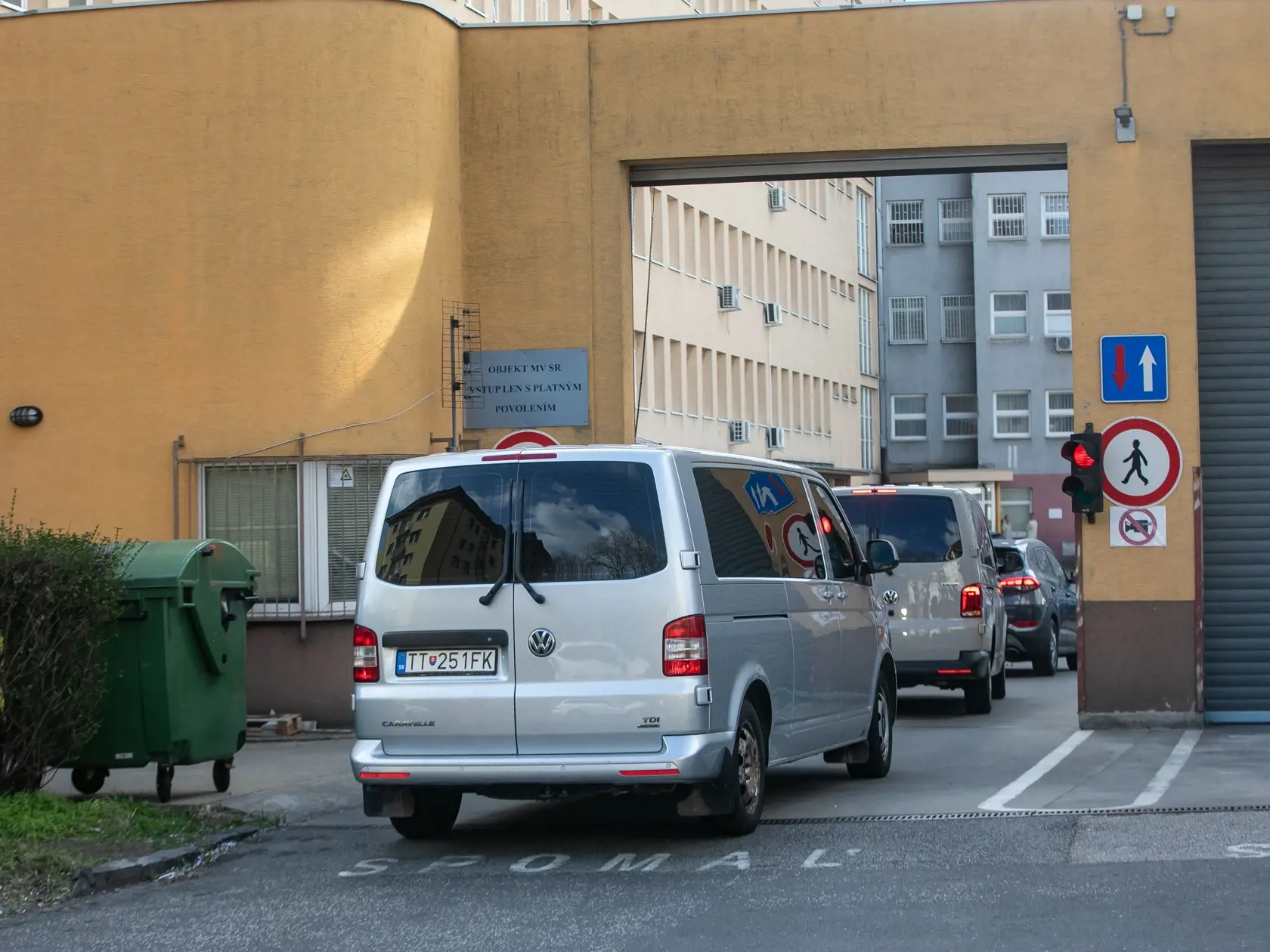 V prípade vraždy Daniela Tupého zadržala Národná kriminálna agentúra (NAKA) dokopy 10 osôb. Na snímke je prevoz zadržaných do Prezídia Policajného zboru. Napokon bol z vraždy obvinený advokát Adam Puškár.