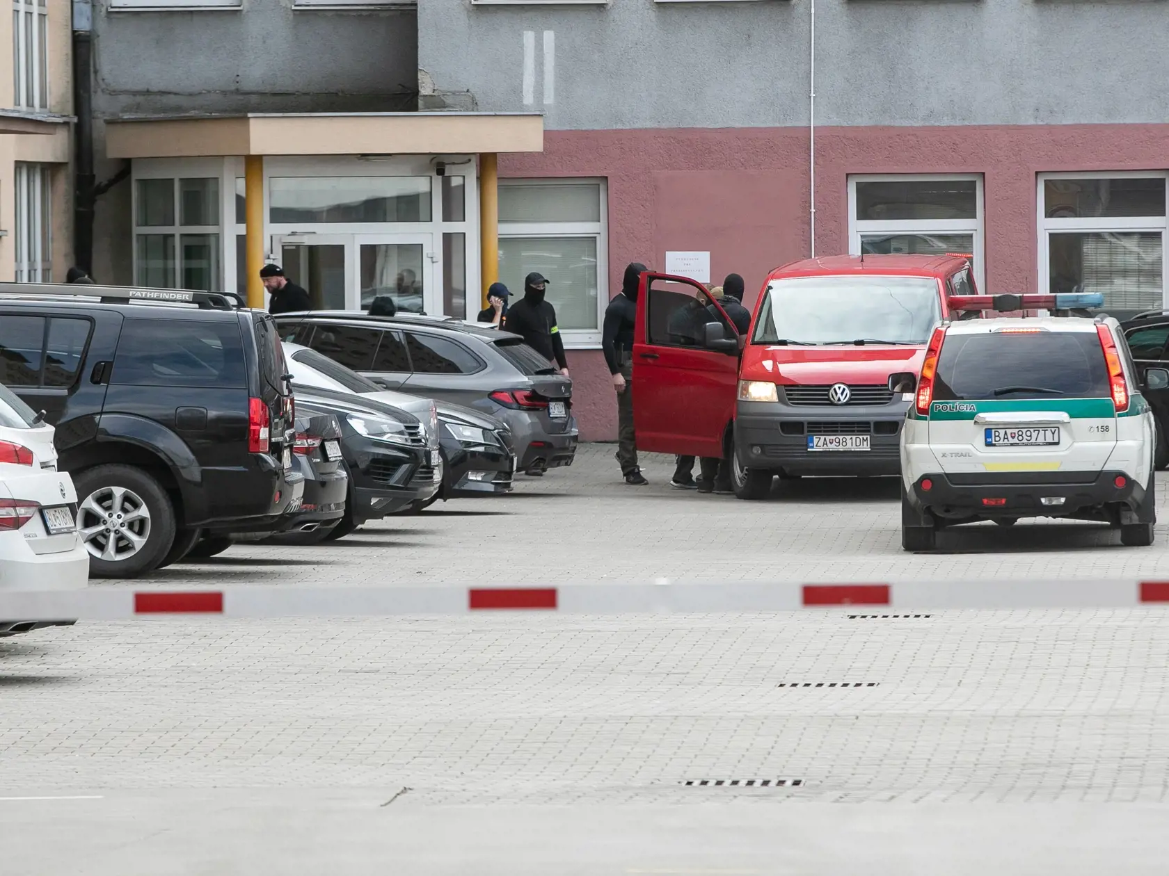 V prípade vraždy Daniela Tupého zadržala Národná kriminálna agentúra (NAKA) dokopy 10 osôb. Na snímke je prevoz zadržaných do Prezídia Policajného zboru. Napokon bol z vraždy obvinený advokát Adam Puškár.