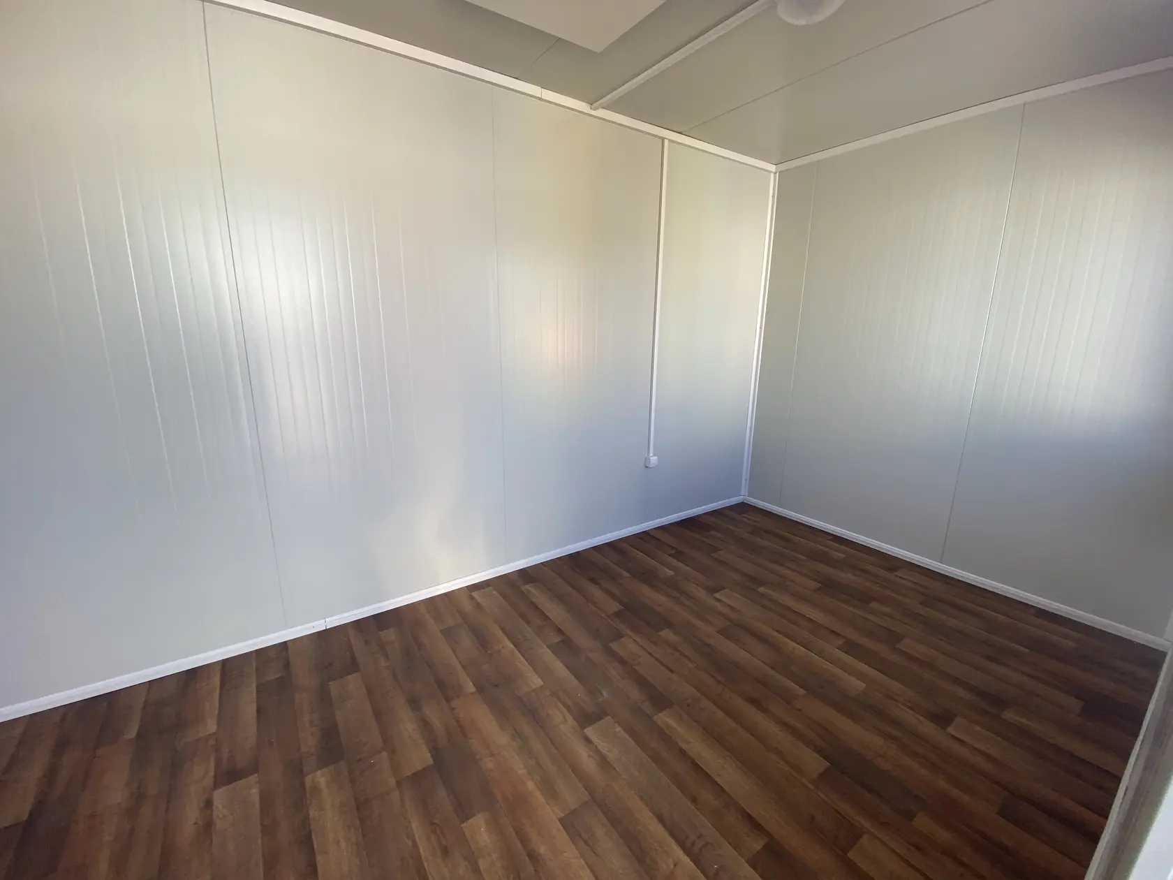 Vnútro unimobuniek. Vykurovanie v nich bude elektrické, cez infrapanely na strope. Budú tam mať aj dvojplatničku na prípravu stravy, stolíkom, posteľ a stoličky.