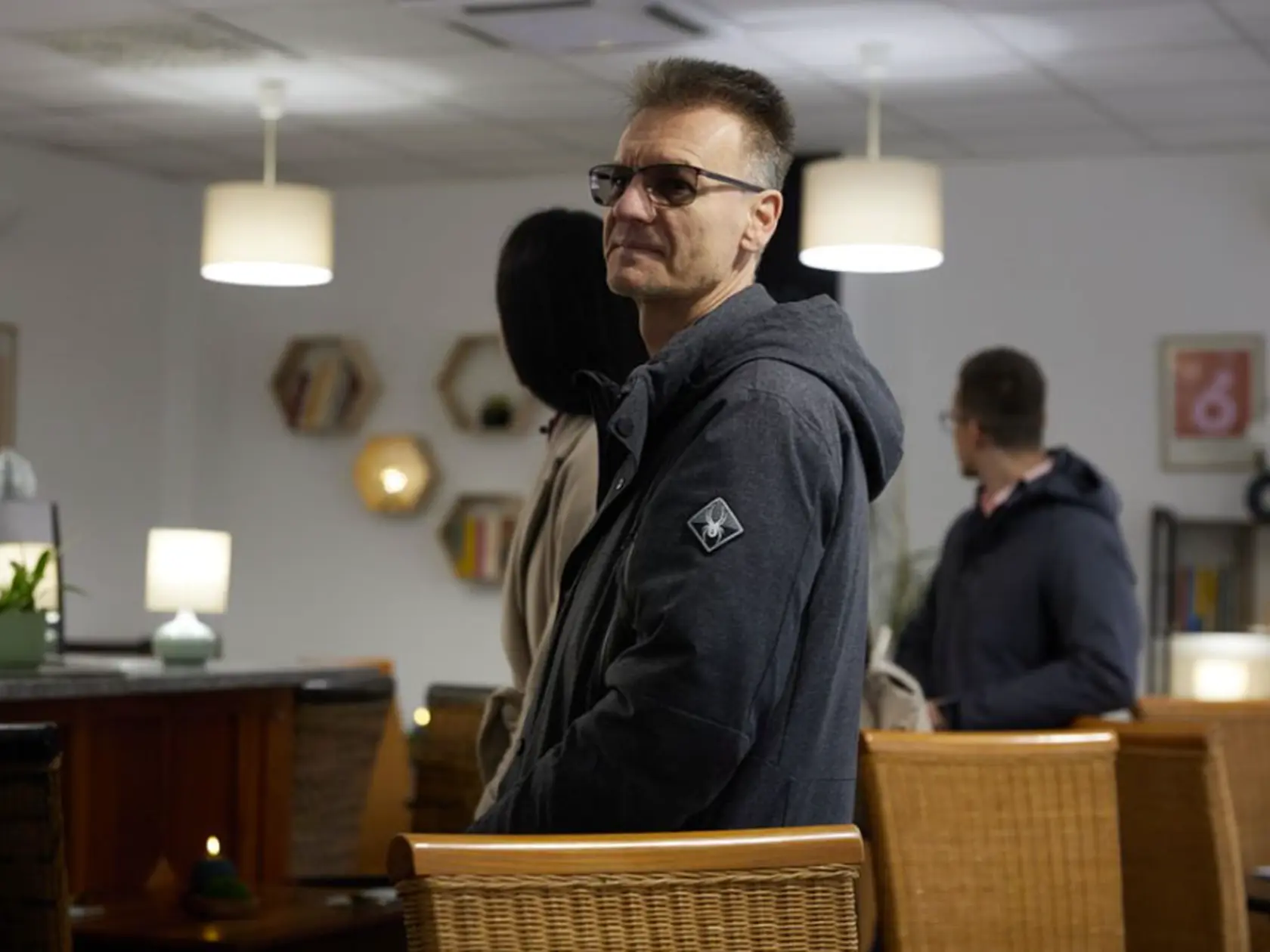 Martin Novák navštívil reštauráciu Heydučka v Bratislave. Na snímke majiteľ Róbert.