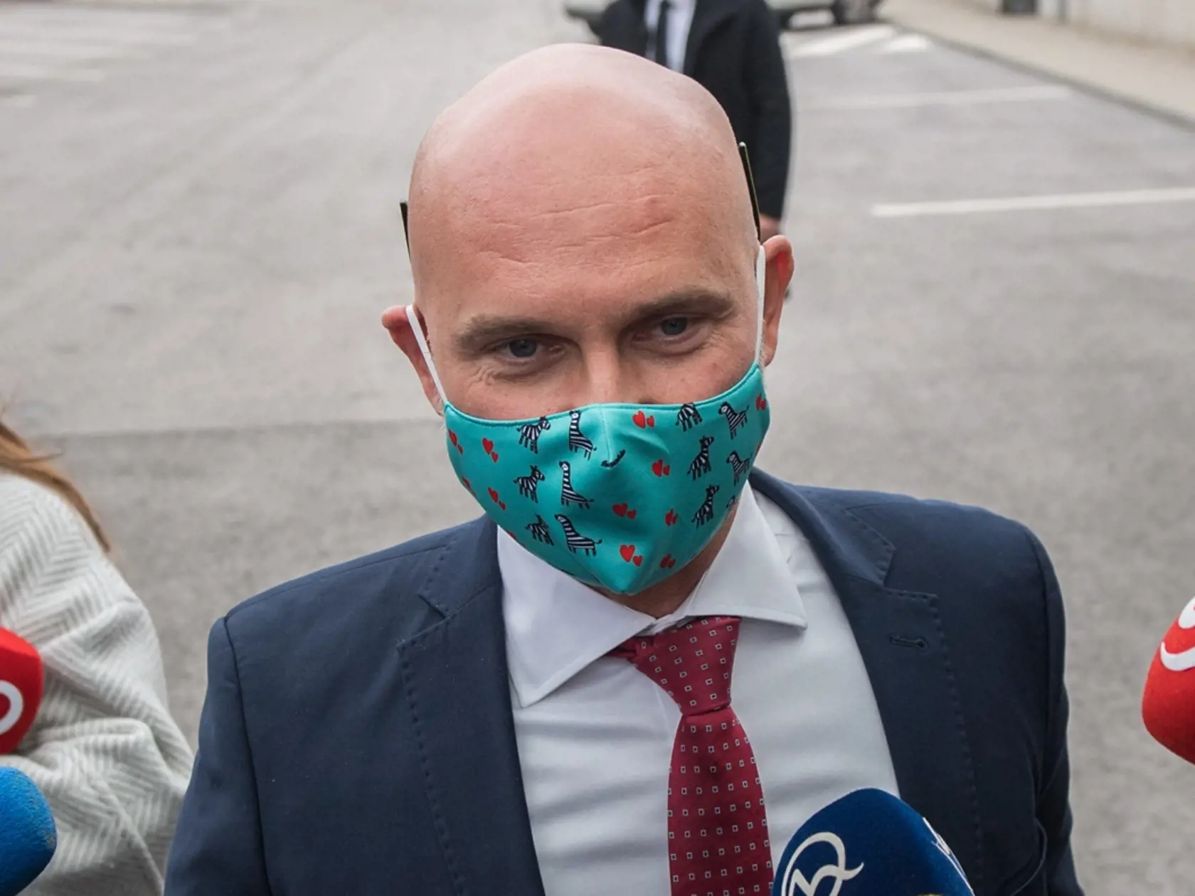 Branislav Gröhling príchod na zasadnutie Ústredného krízového štábu, kde so svojím návrhom nepochodil.