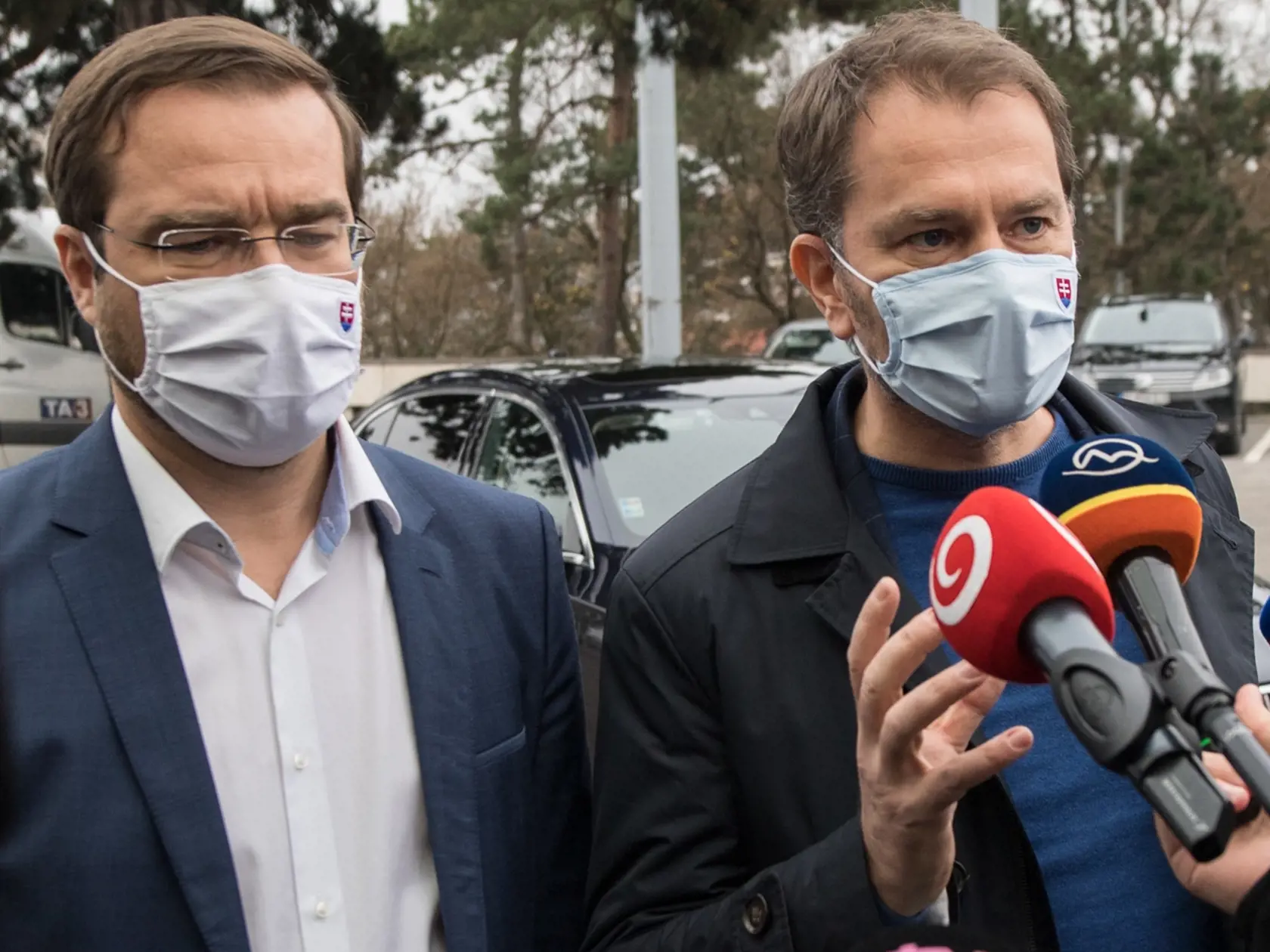 Na snímke vpravo premiér SR Igor Matovič (OĽaNO) a vľavo minister zdravotníctva SR Marek Krajčí (OĽaNO) prichádzajú na zasadnutie Ústredného krízového štábu.