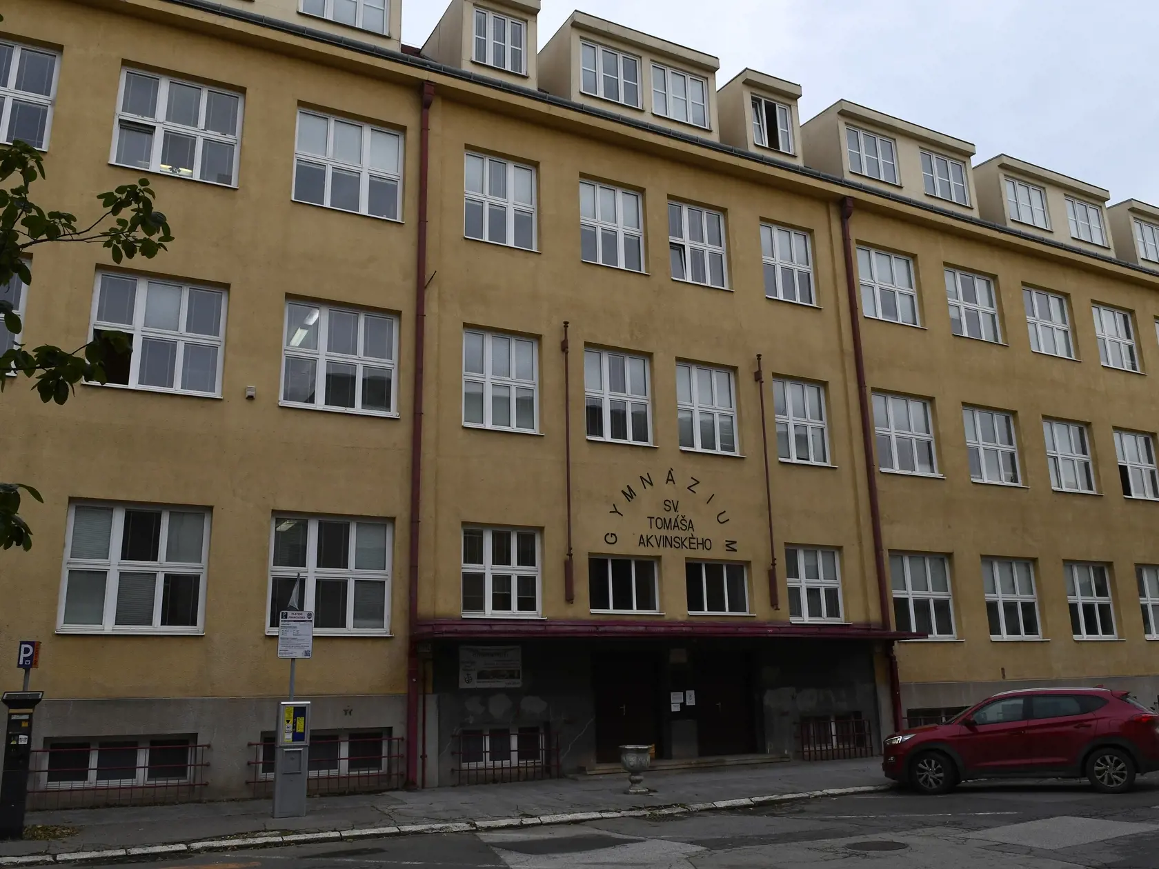 Stredné školy na Slovensku sú od 12. októbra 2020 pre študentov zatvorené z dôvodu prijatia opatrení proti šíreniu pandémie koronavírusu. Študenti sa majú až do odvolania opatrení vzdelávať dištančne. Na snímke Gymnázium sv. Tomáša Akvinského, Zbrojničná 3 v Košiciach 12. októbra 2020. FOTO TASR – Milan Kapusta
