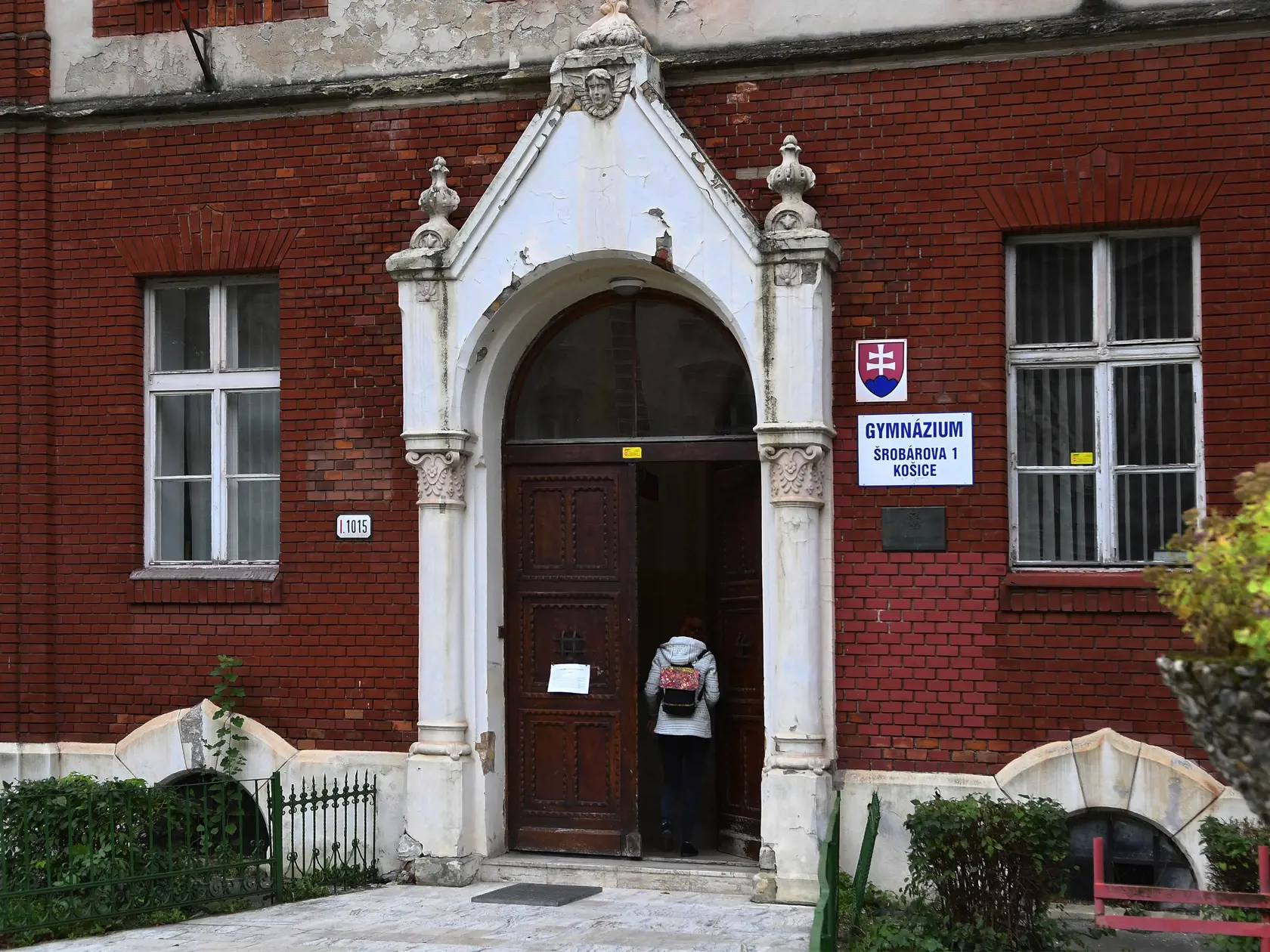 Stredné školy na Slovensku sú od 12. októbra 2020 pre študentov zatvorené z dôvodu prijatia opatrení proti šíreniu pandémie koronavírusu. Študenti sa majú až do odvolania opatrení vzdelávať dištančne. Na snímke vchod do gymnázia Šrobárova 2 v Košiciach 12. októbra 2020. FOTO TASR – Milan Kapusta
