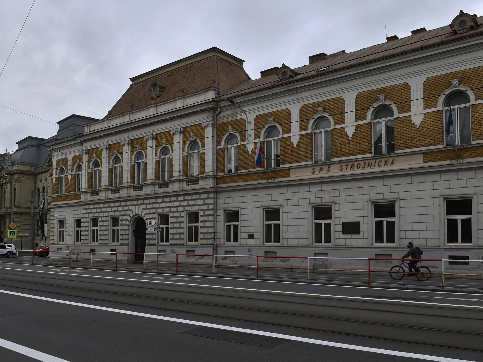 Stredné školy na Slovensku sú od 12. októbra 2020 pre študentov zatvorené z dôvodu prijatia opatrení proti šíreniu pandémie koronavírusu. Študenti sa majú až do odvolania opatrení vzdelávať dištančne. Na snímke Stredná priemyselná škola strojnícka, Komenského 2 v Košiciach 12. októbra 2020. FOTO TASR – Milan Kapusta
