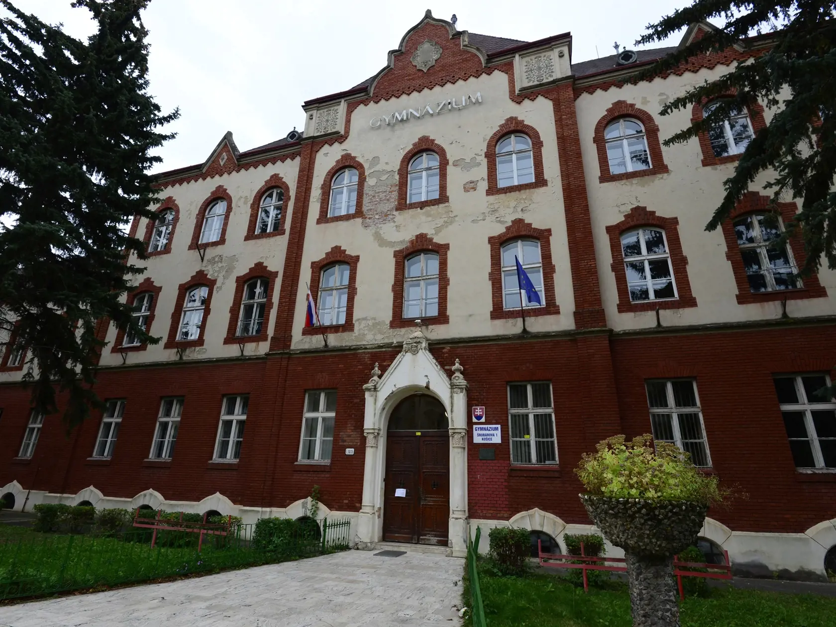Stredné školy na Slovensku sú od 12. októbra 2020 pre študentov zatvorené z dôvodu prijatia opatrení proti šíreniu pandémie koronavírusu. Študenti sa majú až do odvolania opatrení vzdelávať dištančne. Na snímke gymnázium Šrobárova 2 v Košiciach 12. októbra 2020.     FOTO TASR – Milan Kapusta
