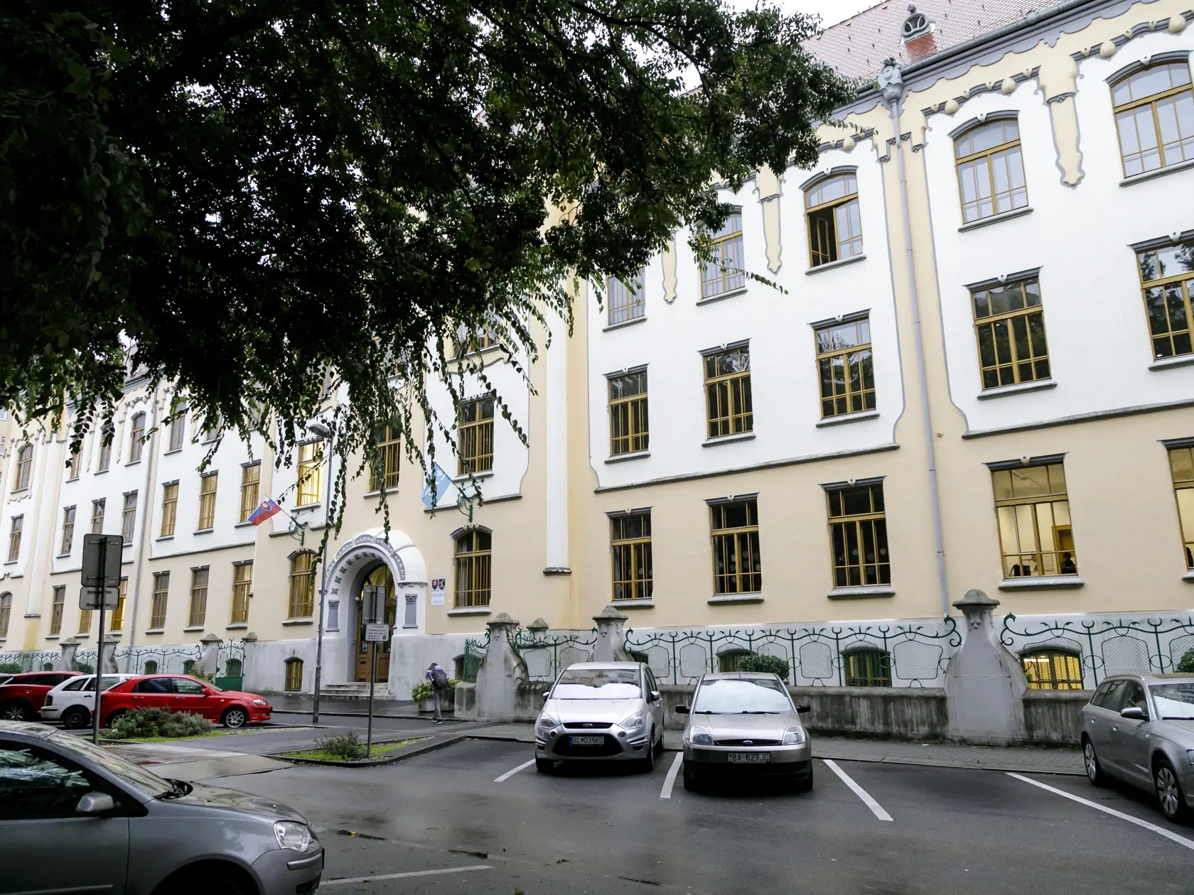 Stredné školy od pondelka (12. 10.) prejdú na dištančnú formu vzdelávania. V nedeľu o tom počas rokovania Ústredného krízového štábu (ÚKŠ) informoval minister školstva Branislav Gröhling (SaS). Na snímke situácia pred Gymnáziom Grösslingová v Bratislave 12. októbra 2020. FOTO TASR - Dano Veselský