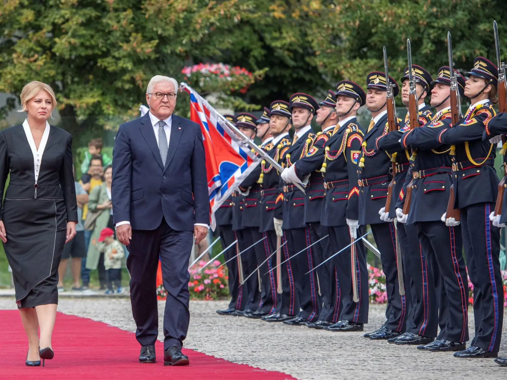 Na snímke vpravo nemecký prezident Frank-Walter Steinmeier a vľavo prezidentka SR Zuzana Čaputová počas uvítacieho ceremoniálu 2. septembra 2021 v Bratislave. FOTO TASR – Martin Baumann