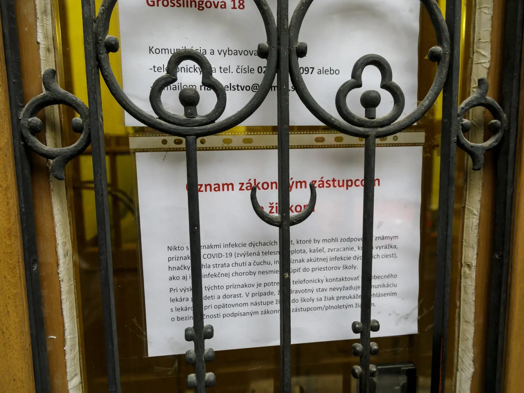 Stredné školy od pondelka (12. 10.) prejdú na dištančnú formu vzdelávania. V nedeľu o tom počas rokovania Ústredného krízového štábu (ÚKŠ) informoval minister školstva Branislav Gröhling (SaS). Na snímke situácia pred Gymnáziom Grösslingová v Bratislave 12. októbra 2020. FOTO TASR - Dano Veselský