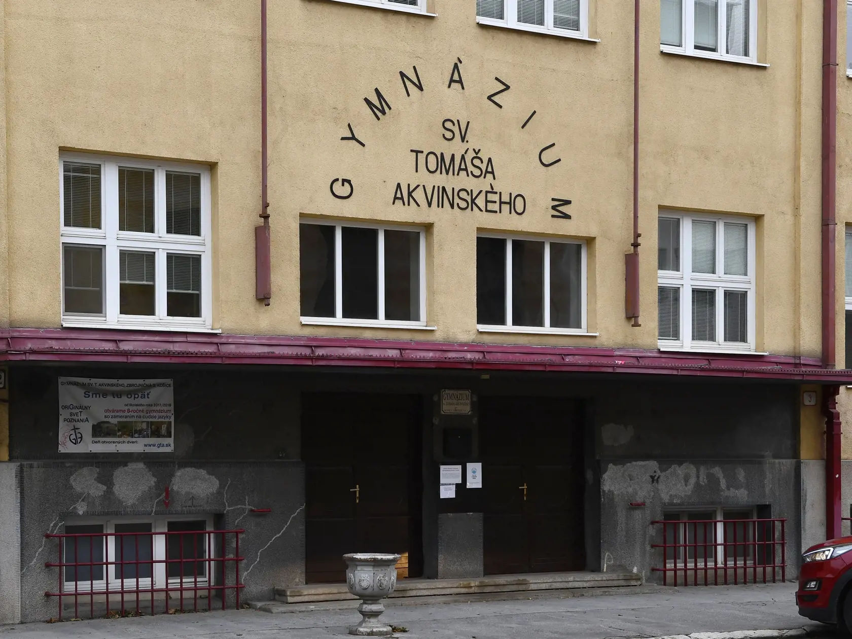 Stredné školy na Slovensku sú od 12. októbra 2020 pre študentov zatvorené z dôvodu prijatia opatrení proti šíreniu pandémie koronavírusu. Študenti sa majú až do odvolania opatrení vzdelávať dištančne. Na snímke vchod do Gymnázia sv. Tomáša Akvinského, Zbrojničná 3 v Košiciach 12. októbra 2020. FOTO TASR – Milan Kapusta
