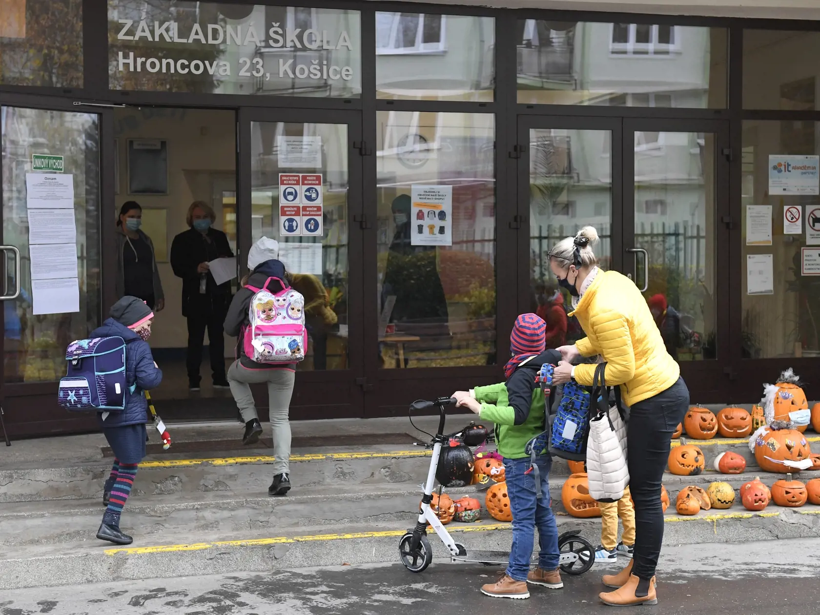 Na snímke žiaci prvého stupňa prichádzajú do ZŠ Hroncova. Košice, 3. novembra 2020. FOTO TASR - František Iván