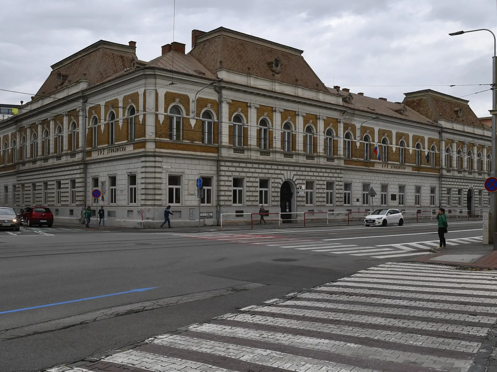 Stredné školy na Slovensku sú od 12. októbra 2020 pre študentov zatvorené z dôvodu prijatia opatrení proti šíreniu pandémie koronavírusu. Študenti sa majú až do odvolania opatrení vzdelávať dištančne. Na snímke Stredná priemyselná škola strojnícka, Komenského 2 v Košiciach 12. októbra 2020. FOTO TASR – Milan Kapusta
