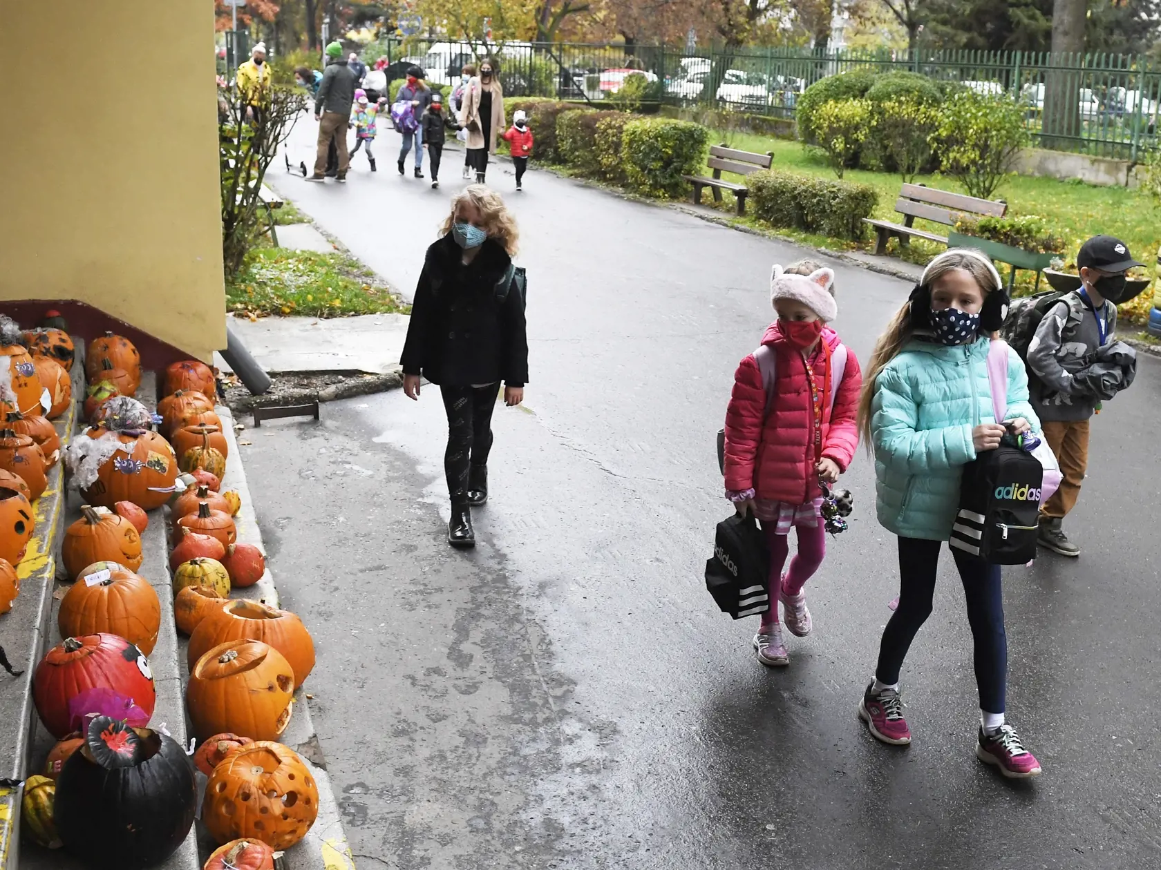 Na snímke žiaci prvého stupňa prichádzajú v sprievode rodičov do ZŠ Hroncova. Košice, 3. novembra 2020. FOTO TASR - František Iván