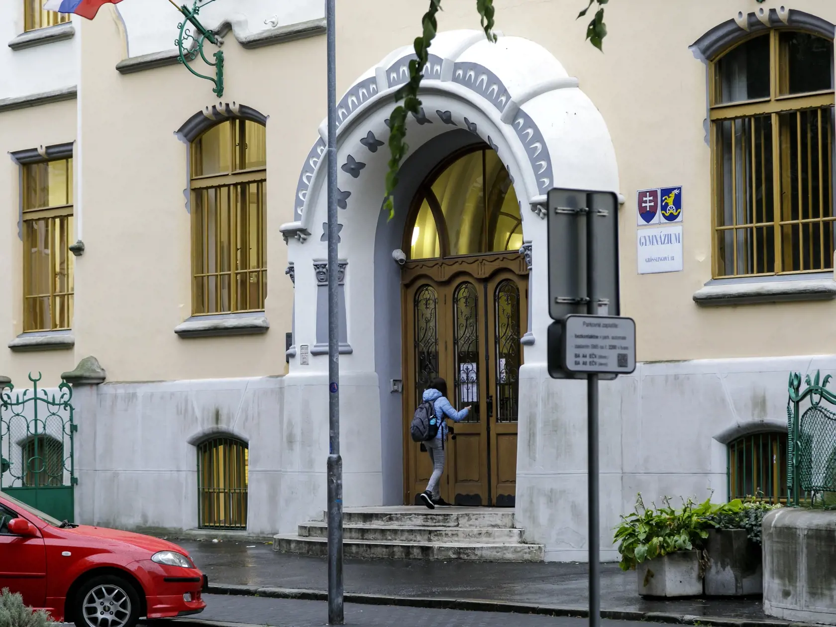 Stredné školy od pondelka (12. 10.) prejdú na dištančnú formu vzdelávania. V nedeľu o tom počas rokovania Ústredného krízového štábu (ÚKŠ) informoval minister školstva Branislav Gröhling (SaS). Na snímke situácia pred Gymnáziom Grösslingová v Bratislave 12. októbra 2020. FOTO TASR - Dano Veselský