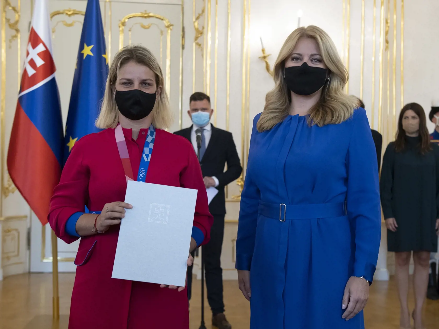 Prezidentka Zuzana Čaputová prijala v prezidentskom paláci slovenskích medailistov
z olympiády 2020 v Tokiu
Na snímke Zuzana Rehák Štefečeková a Zuzana Čaputová