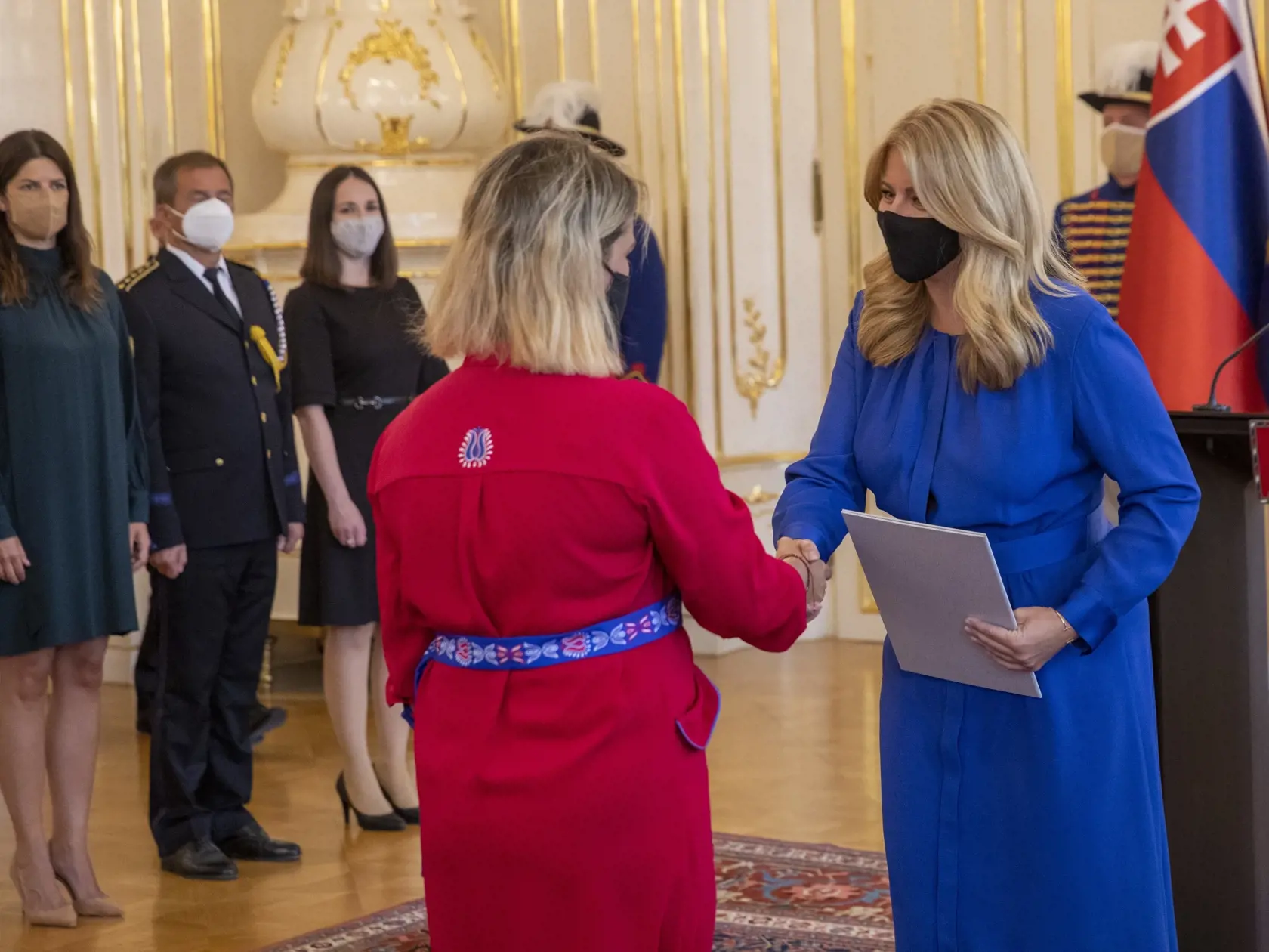 Prezidentka Zuzana Čaputová prijala v prezidentskom paláci slovenskích medailistov
z olympiády 2020 v Tokiu
Na obr.: Zuzana Rehák Štefečeková a Zuzana Čaputová