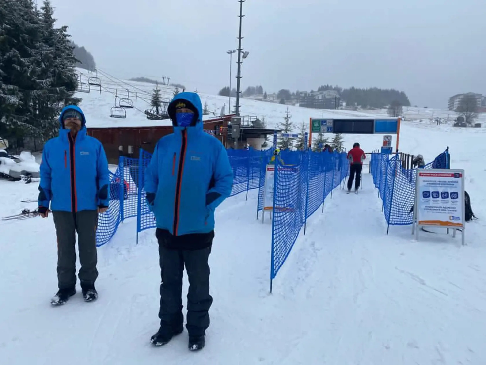 Stredisko na Donovaloch kontroluje nástup na vlek, aby sa tu nezhromažďovali ľudia.