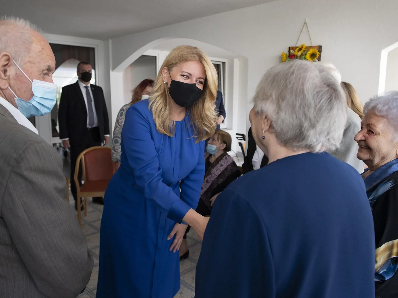 Na snímke uprostred prezidentka SR Zuzana Čaputová počas návštevy Domova sociálnych služieb a zariadenia pre seniorov v bratislavskej mestskej časti Rača 25. augusta 2021. FOTO TASR - Pavel Neubauer