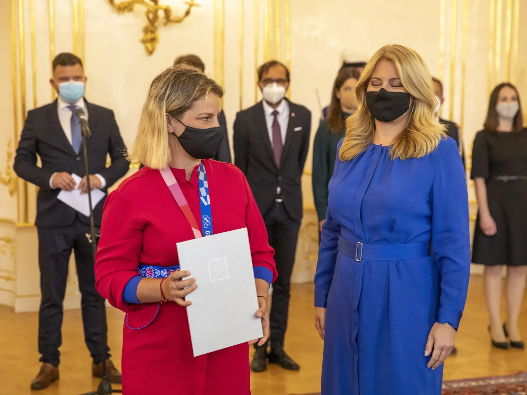Prezidentka Zuzana Čaputová prijala v prezidentskom paláci slovenskích medailistov
z olympiády 2020 v Tokiu
Na obr.: Zuzana Rehák Štefečeková a Zuzana Čaputová