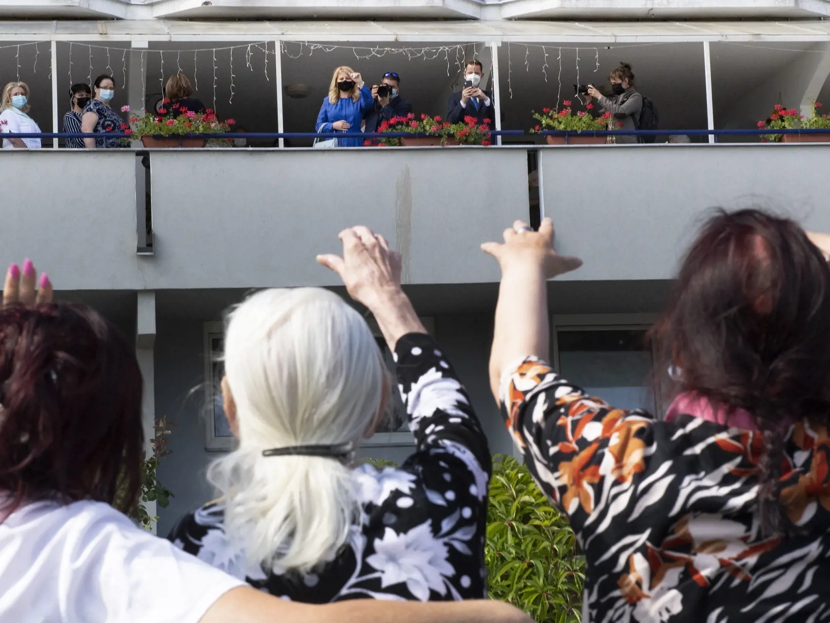 Na snímke uprostred v pozadí prezidentka SR Zuzana Čaputová počas návštevy Domova sociálnych služieb a zariadenia pre seniorov v bratislavskej mestskej časti Rača 25. augusta 2021. FOTO TASR - Pavel Neubauer