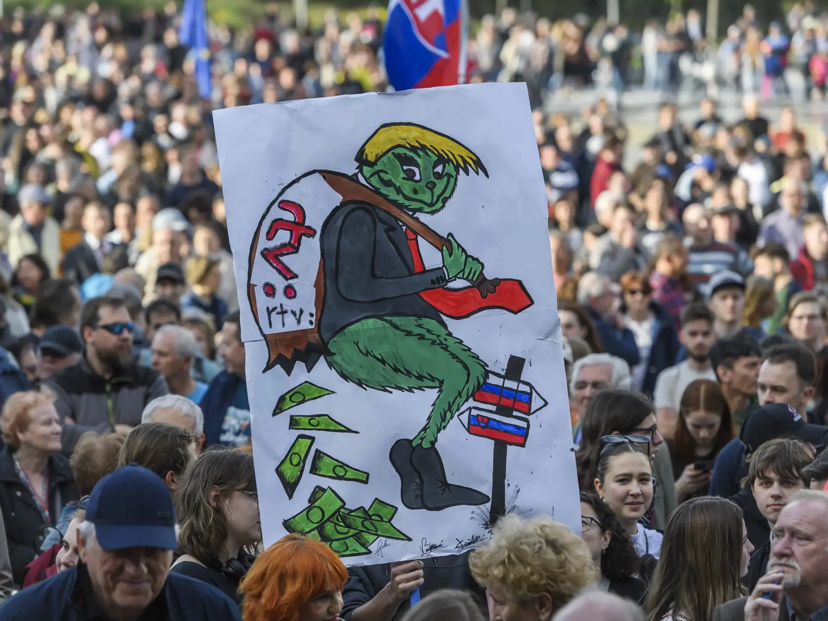 Na snímke ľudia počas protivládneho protestu hnutia Progresívne Slovensko (PS) na Námestí slobody v Bratislave 2. mája 2024. FOTO TASR - Jaroslav Novák