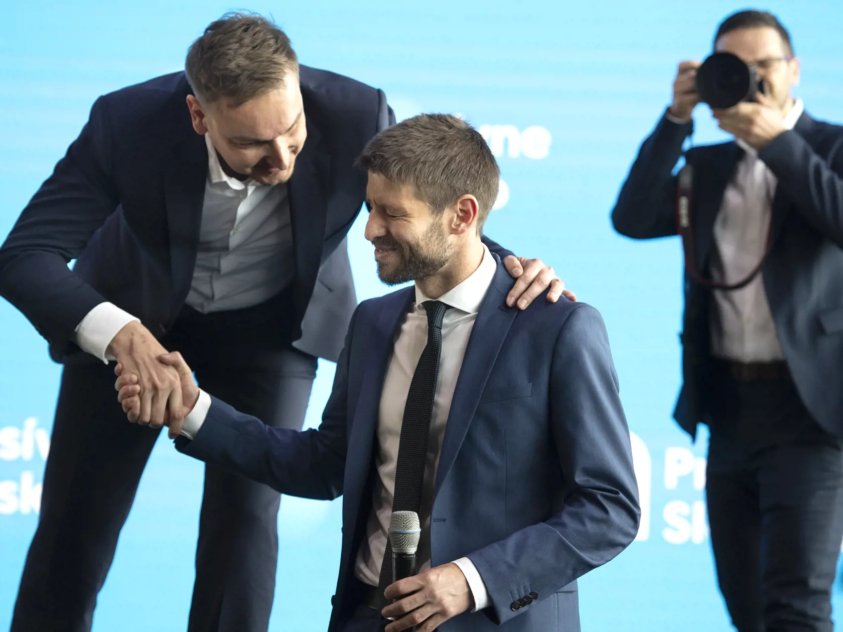 Na snímke vpravo novozvolený predseda hnutia Progresívne Slovensko Michal Šimečka prijíma gratuláciu od člena predsedníctva Branislava Vanča (vľavo) po voľbe na sneme Progresívne Slovensko 7. mája 2022 v Bratislave. FOTO TASR - Pavel Neubauer