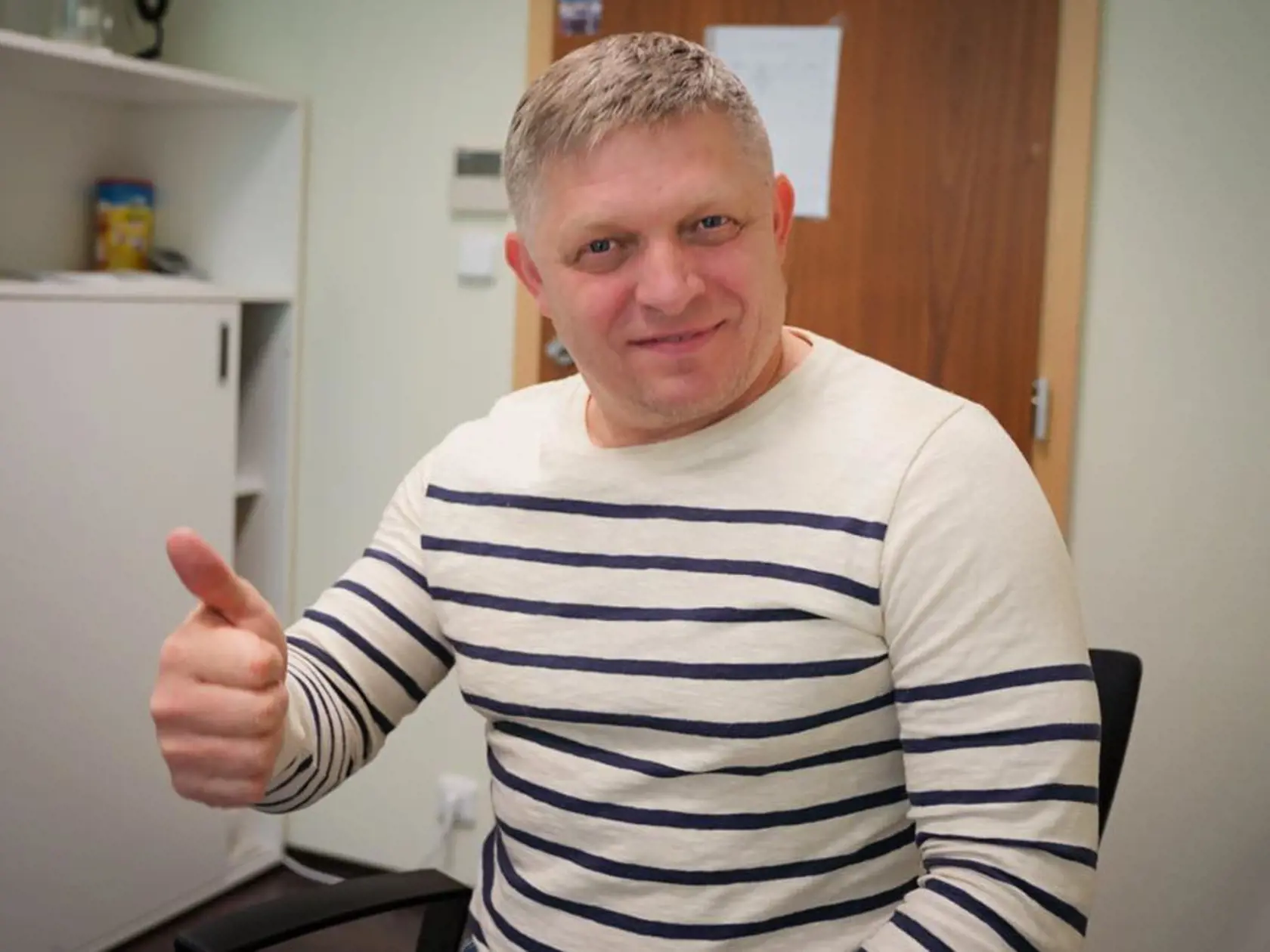 "Vítame iniciatívu vládnej koalície a na rokovaní NR SR predložíme procedurálny návrh, aby sa okamžite prerušilo rokovanie o návrhu na väzobné stíhanie predsedu strany SMER - SD R.F. a ihneď sme pristúpili k rokovaniu o návrhoch zmierňujúcich dopady obrovského zdražovania," napísal Robert Fico. 