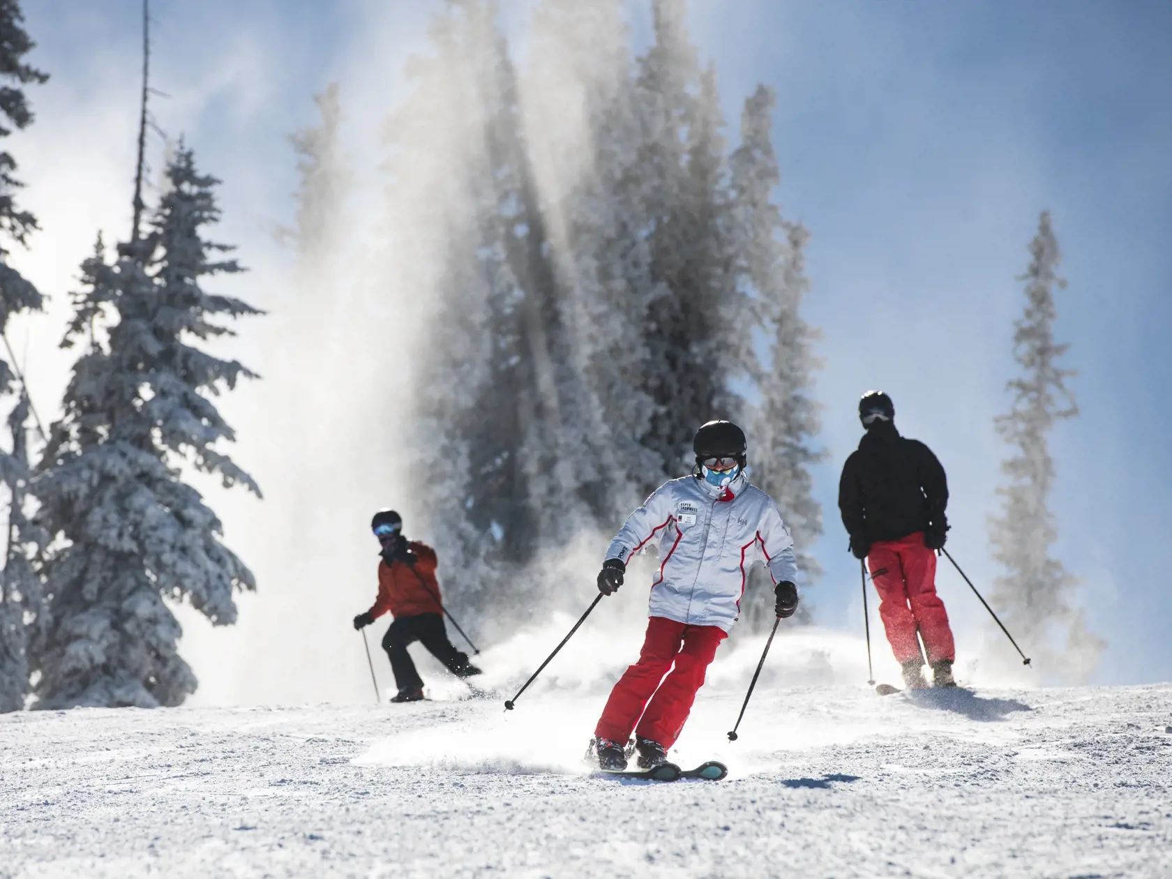 KK18 Aspen - Na snímke lyžiari na trati počas otvorenia lyžiarskeho strediska Aspen Mountain 25. novembra 2020 v americkom Aspene. FOTO TASR/AP
Skiers enjoy freshly-made snow on Aspen Mountain's opening day on Wednesday, Nov. 25, 2020, in Aspen, Colo. (Kelsey Brunner/The Aspen Times via AP)