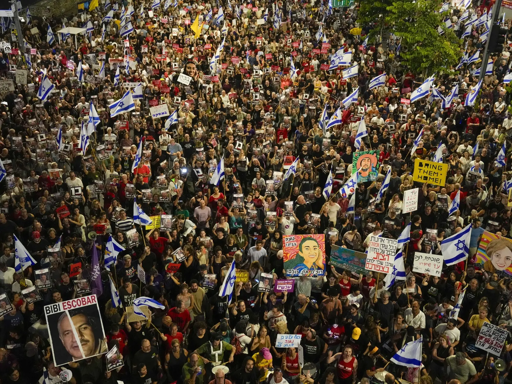 Ľudia vyšli do ulíc na protivládny protest v Tel Avive v sobotu 8. júna 2024. Vyzývali na prijatie dohody o prepustení zvyšných zajatcov odvlečených militantmi do Pásma Gazy po vlaňajšom útoku na Izrael. Na demonštrácii v Tel Avive sa strhla potýčka s políciou, keď sa protestujúci pokúsili zablokovať diaľnicu. Podľa izraelských médií polícia na rozohnanie davu použila vodné delá.