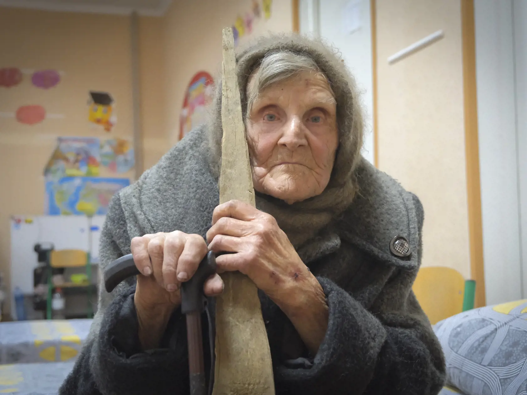 Deväťdesiatosemročná Ukrajinka z obce Očeretyne v Doneckej oblasti v čase ťažkých bojov a ostreľovania prešla za pomoci drevených palíc desať kilometrov do bezpečia.
