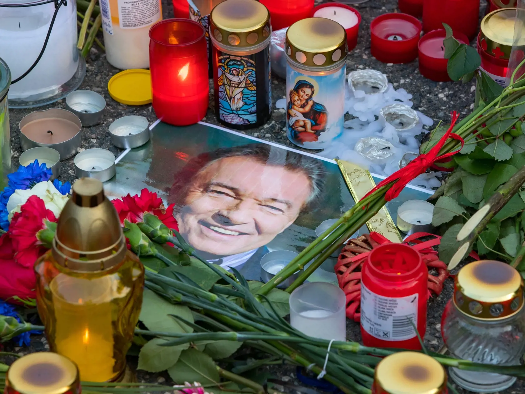Rozlúčka so zosnulým spevákom Karlom Gottom pred jeho domom v Prahe - Nad Bertramkou. Stovky fanúšikov prišlo vzdať hold československej hudobnej legende. 