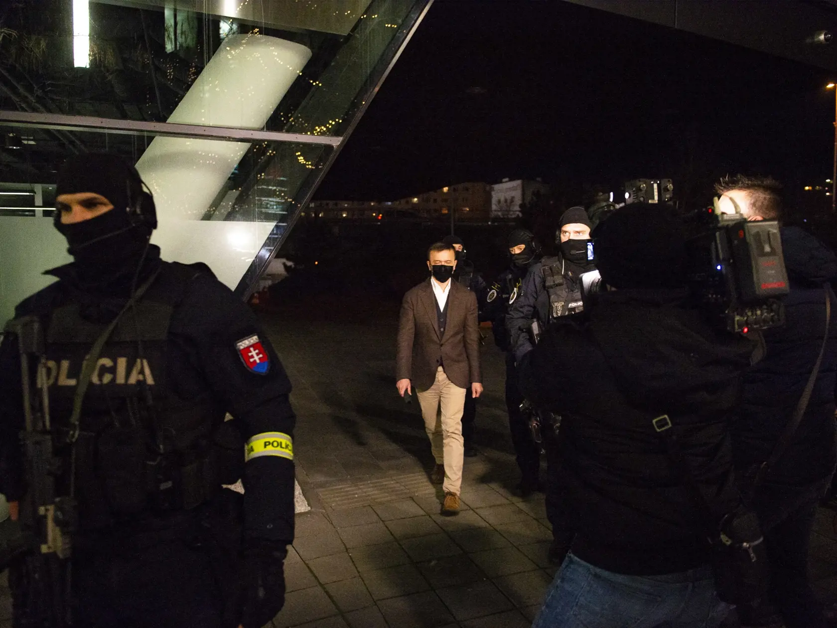Zásahu v sídle Penty v Digital Parku sa zúčastnilo takmer 50 ozbrojených policajtov. Po akcii skončil Jaroslav Haščák vo väzbe.