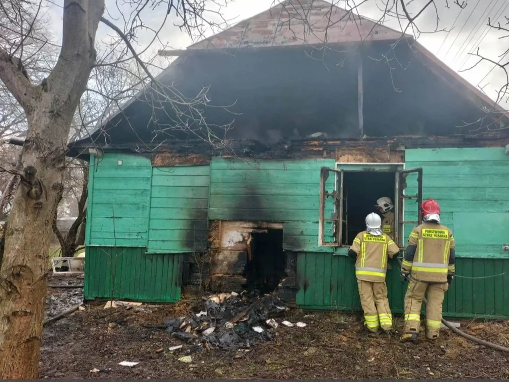 K požiaru rodinného domčeka v obci Trzciniec došlo v nedeľu ráno. Okolo ôsmej hodiny rannej už slávnemu hercovi nebolo pomôcť. Príčina nešťastia zatiaľ nie je známa a prípad sa stále vyšetruje. Oheň sa podľa všetkého rýchlo rozšíril, pohltil skoro celú drevenú chalúpku a starší pán tak bohužiaľ nemal šancu. Na mieste muselo zasahovať asi 30 hasičov.