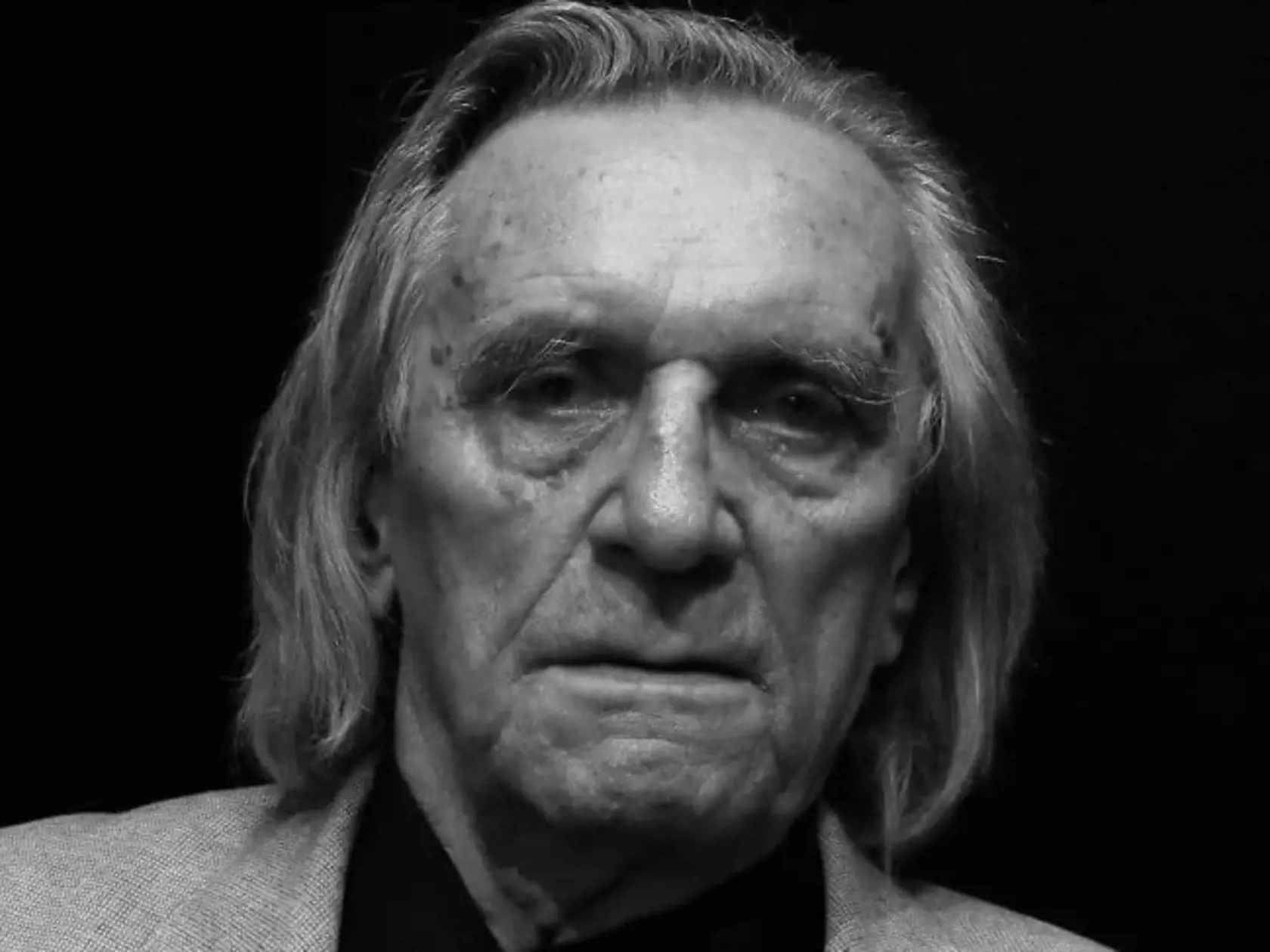 V nedeľu ráno vyhasol v Poľsku život slávneho herca Piotra Wysockiho (†87), ktorý v kultovom vojenskom seriáli o štvorčlennej posádke poľského tanku č. 102, prezývaného aj Červený (poľsky Rudy) a ich psa Šariky, stvárnil postavu Espagnola. K smrti herca došlo za mimoriadne tragických udalostí. Uhorel totiž počas požiaru vo vlastnom dome.