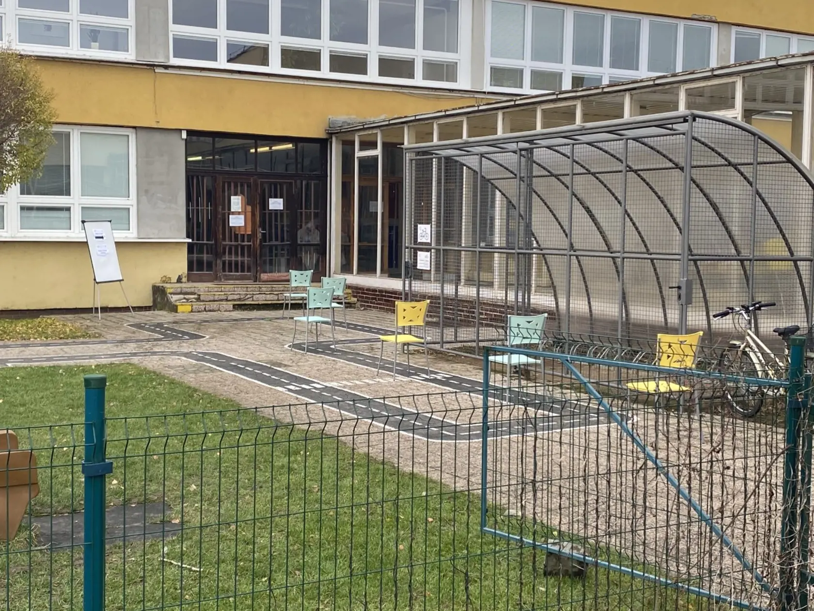 Do testovania sa zapojila aj Trnavská Anglicko/slovenská bilingválna škola BESST, ktorú navštevujú aj premiérove dcéry.  Testovanie sa konalo dnes od 9 do 12 hodiny. Pred budovou sa zhromažďovali rodičia s deťmi, testovanie prebiehalo rýchlo.