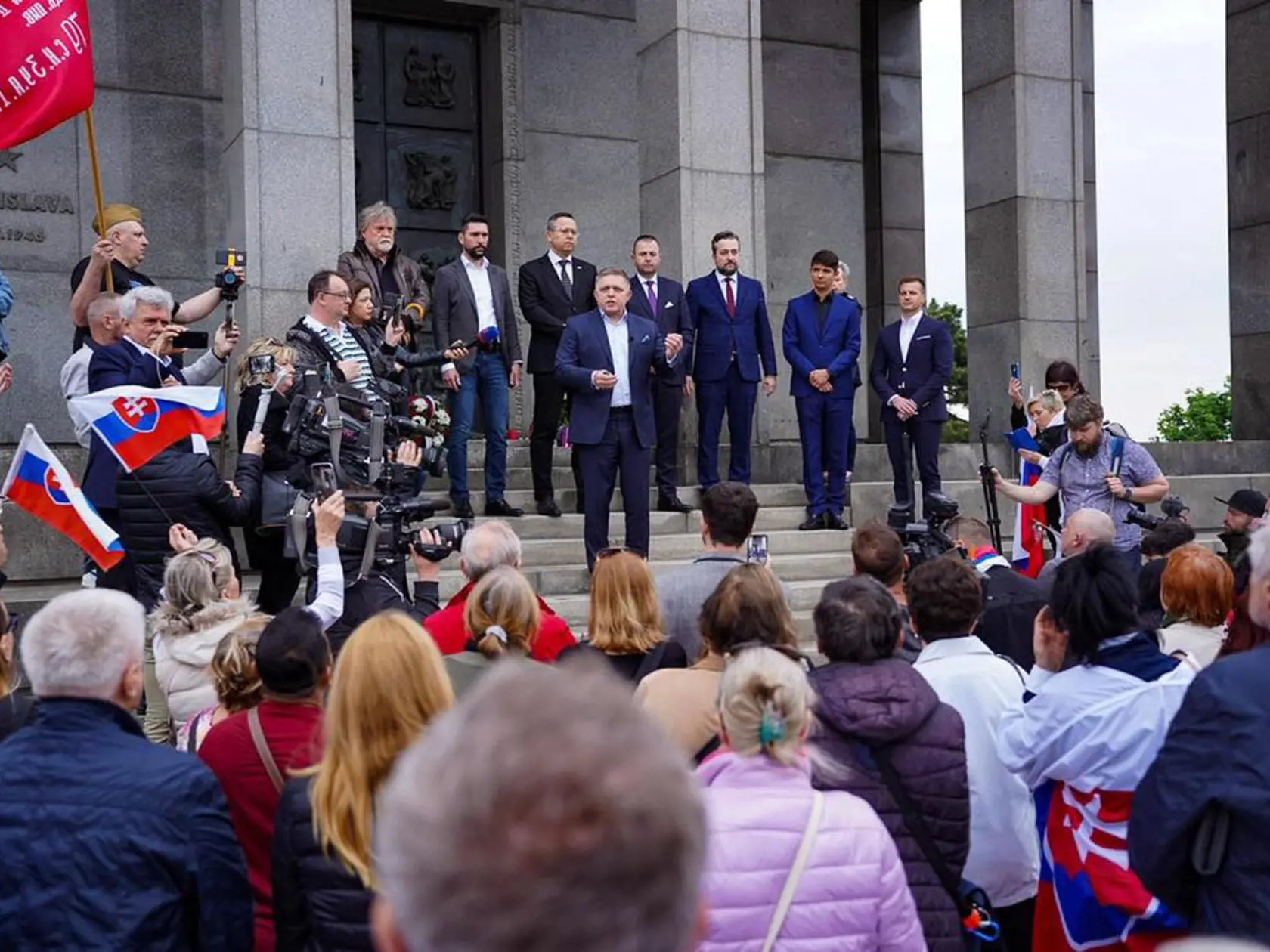 SMER-SD: Dnes si pripomíname 77 rokov od ukončenia 2.svetovej vojny, ktorá bola najničivejšou vojnou v dejinách ľudstva, pri ktorej zomrelo približne 110 miliónov vojakov a  55 miliónov civilistov.