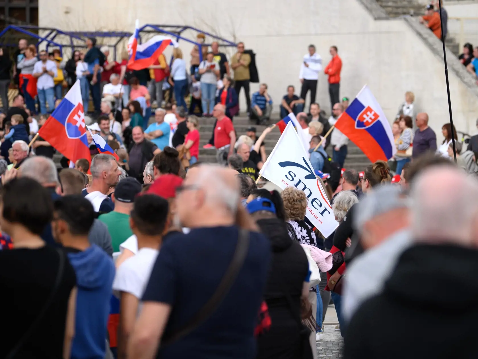 Na Svätoplukovom námestí v Nitre zorganizovala opozičná strana Smer-SD 1. mája 2022 oslavu sviatku práce a protivládny protest, ktorého sa zúčastnilo niekoľko tisíc ľudí. FOTO TASR – Henrich Mišovič
