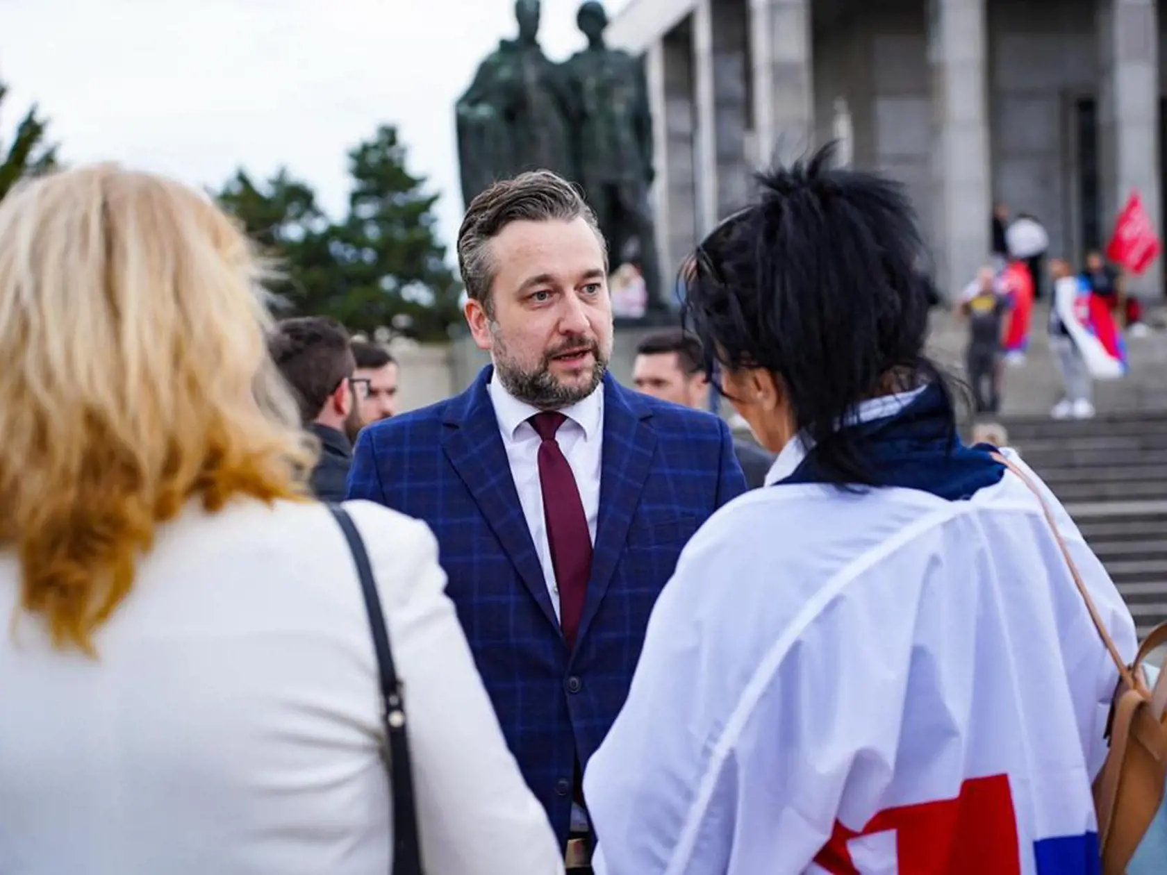 SMER-SD: Dnes si pripomíname 77 rokov od ukončenia 2.svetovej vojny, ktorá bola najničivejšou vojnou v dejinách ľudstva, pri ktorej zomrelo približne 110 miliónov vojakov a  55 miliónov civilistov.