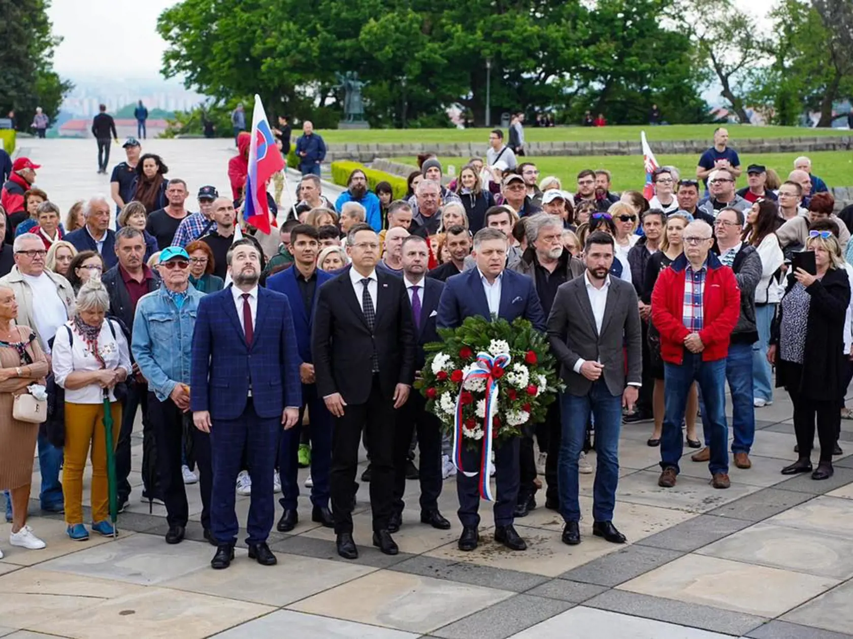 SMER-SD: Dnes si pripomíname 77 rokov od ukončenia 2.svetovej vojny, ktorá bola najničivejšou vojnou v dejinách ľudstva, pri ktorej zomrelo približne 110 miliónov vojakov a  55 miliónov civilistov.