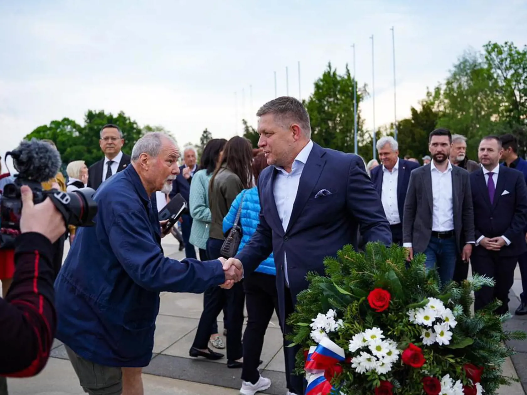 SMER-SD: Dnes si pripomíname 77 rokov od ukončenia 2.svetovej vojny, ktorá bola najničivejšou vojnou v dejinách ľudstva, pri ktorej zomrelo približne 110 miliónov vojakov a  55 miliónov civilistov.