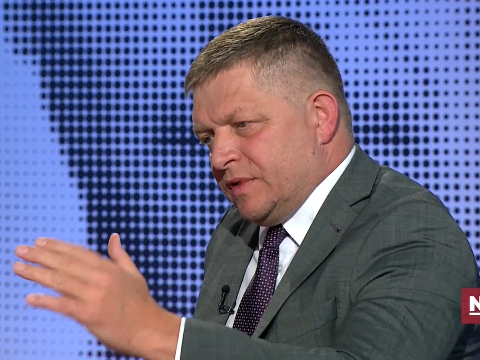 Šéf Smeru-SD Robert Fico v relácii TV JOJ Na hrane. 