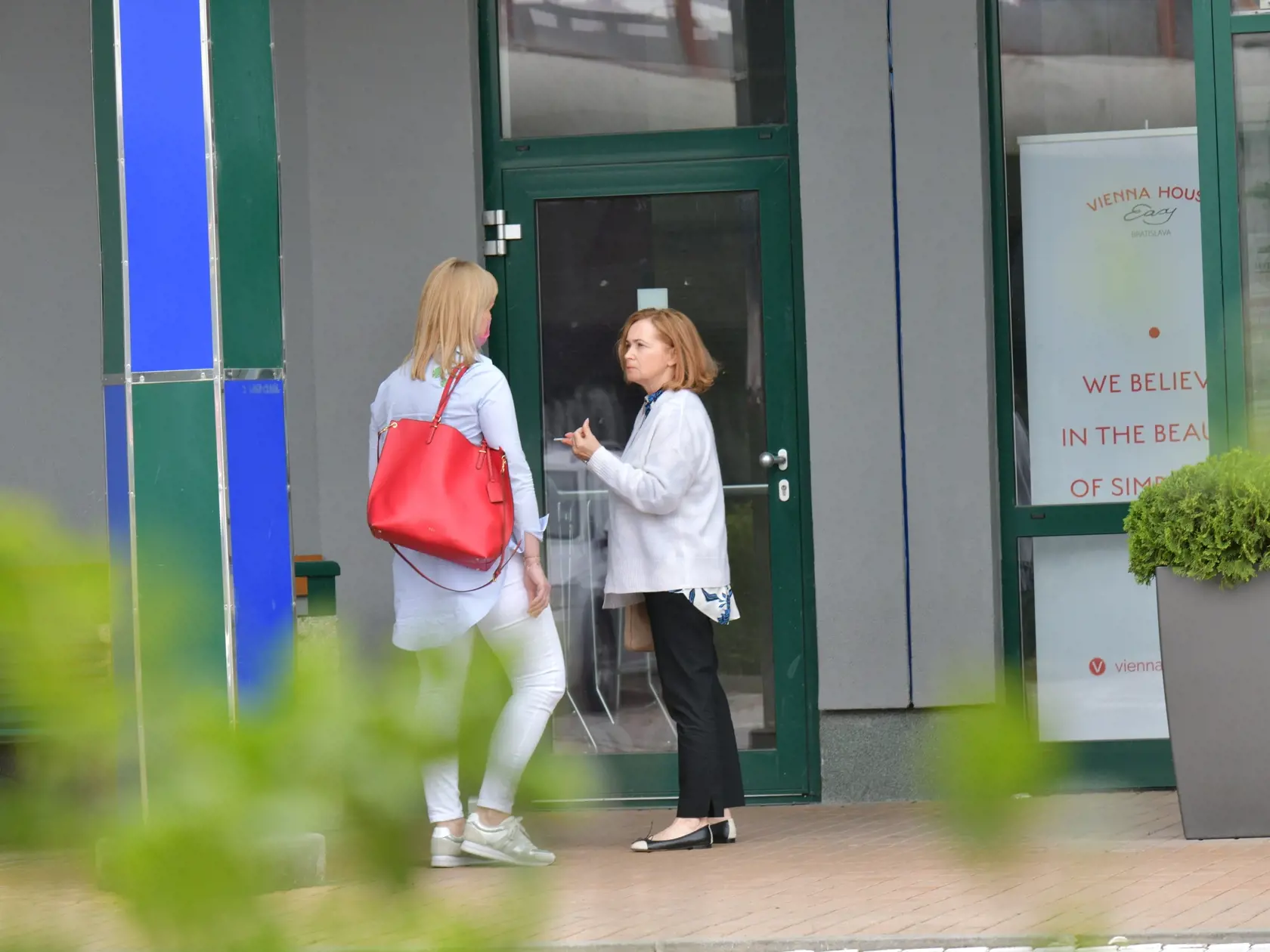 Herečka Jana Nagyová si pri debate s PR manažérkou Markízy zapálila cigaretku.