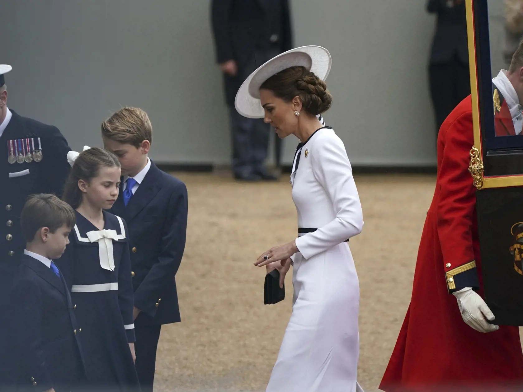 Chudučká Kate v sprievode svojich troch detí